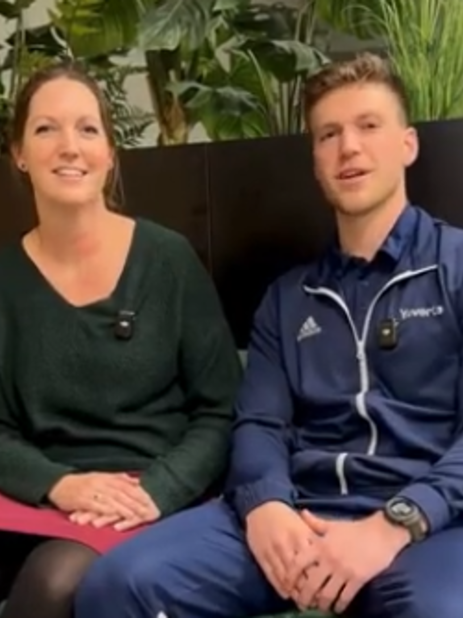 Twee leerlingen op een fiets doe vertrekken bij de middelbare school