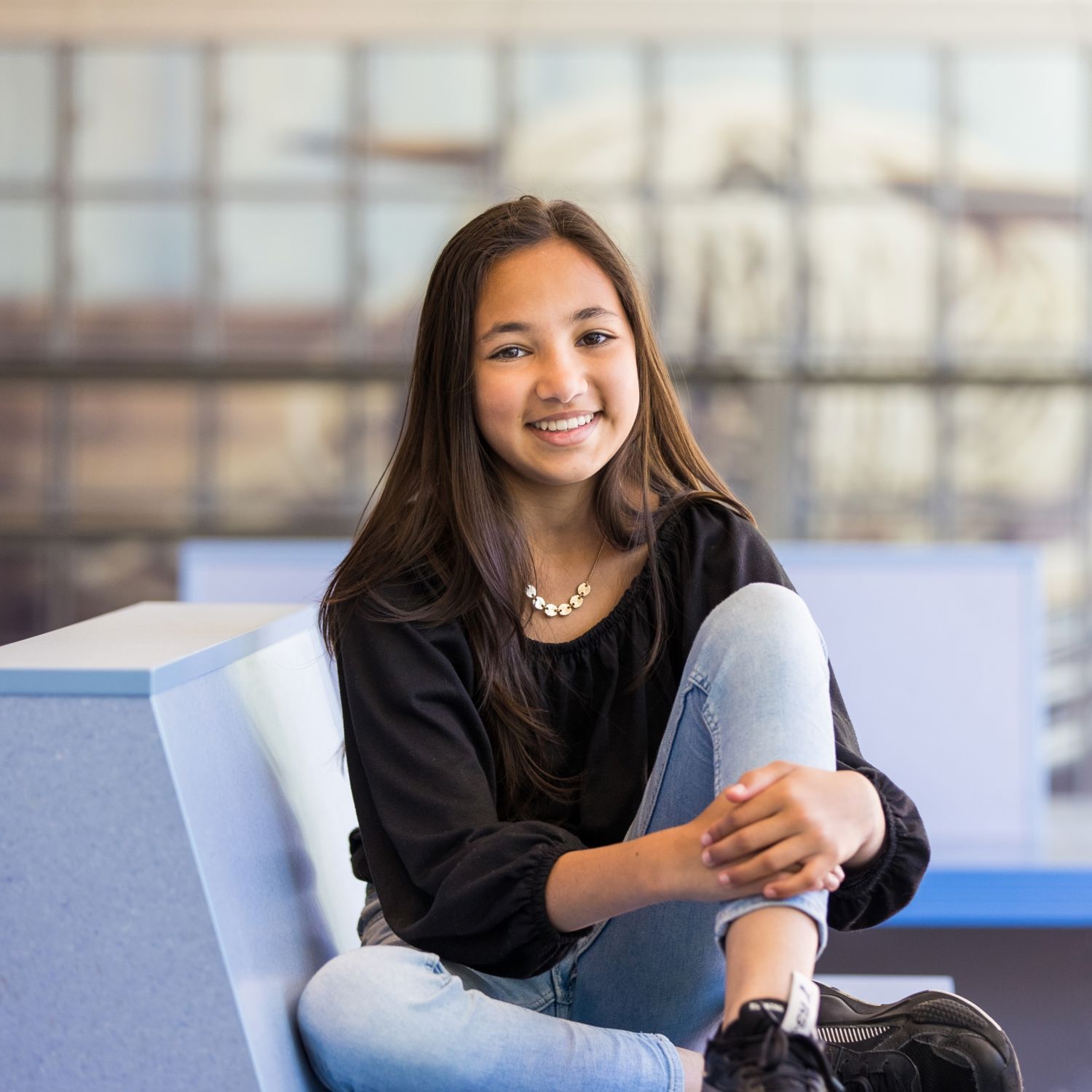 Drie studenten voeren wateronderzoek uit