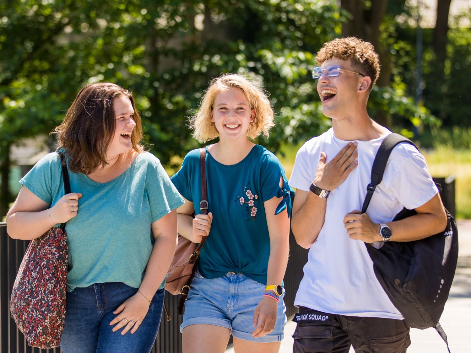 Meisje zittend op een bank voor kluisjes