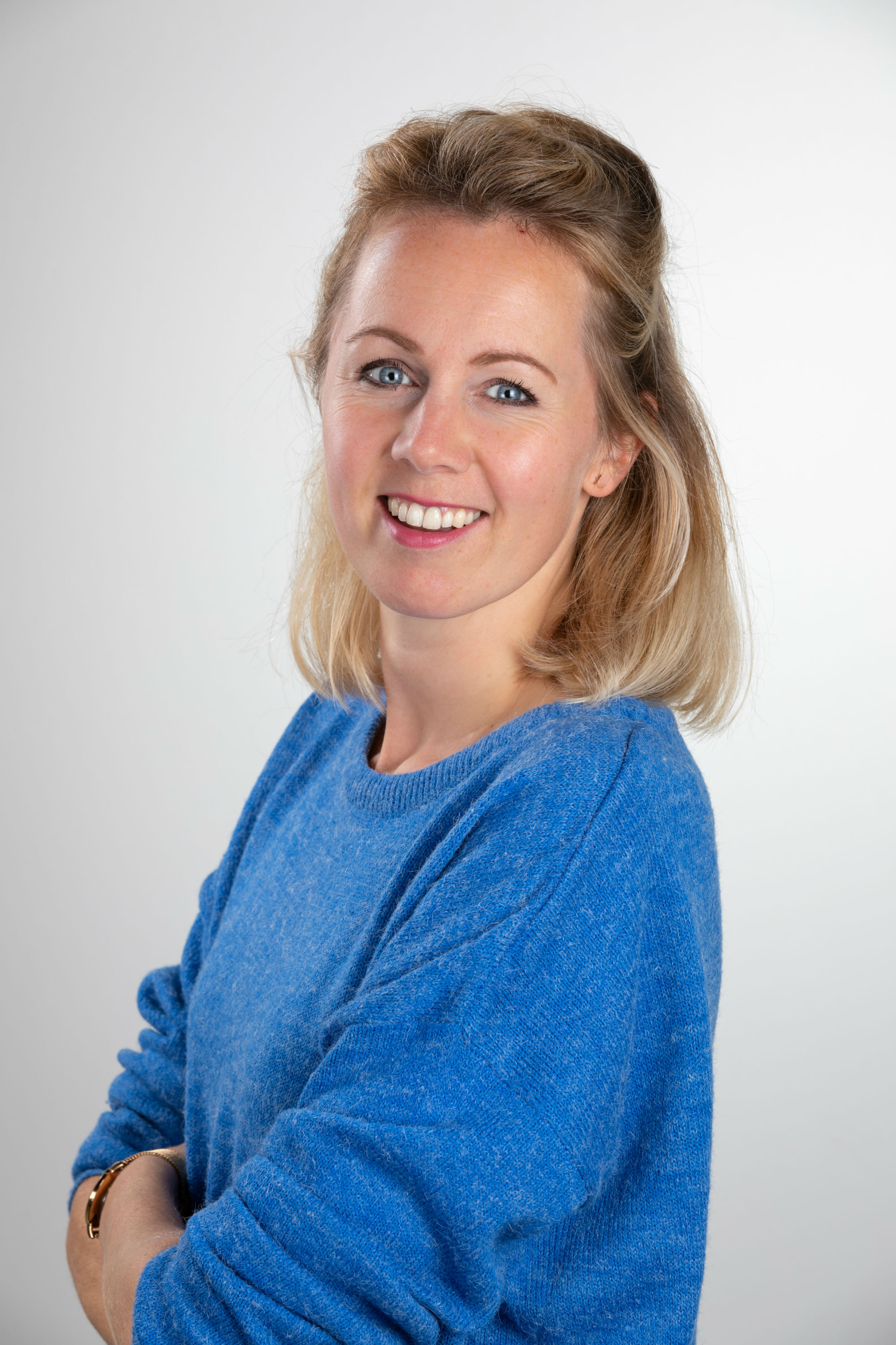 Meisje zittend op een bank voor kluisjes