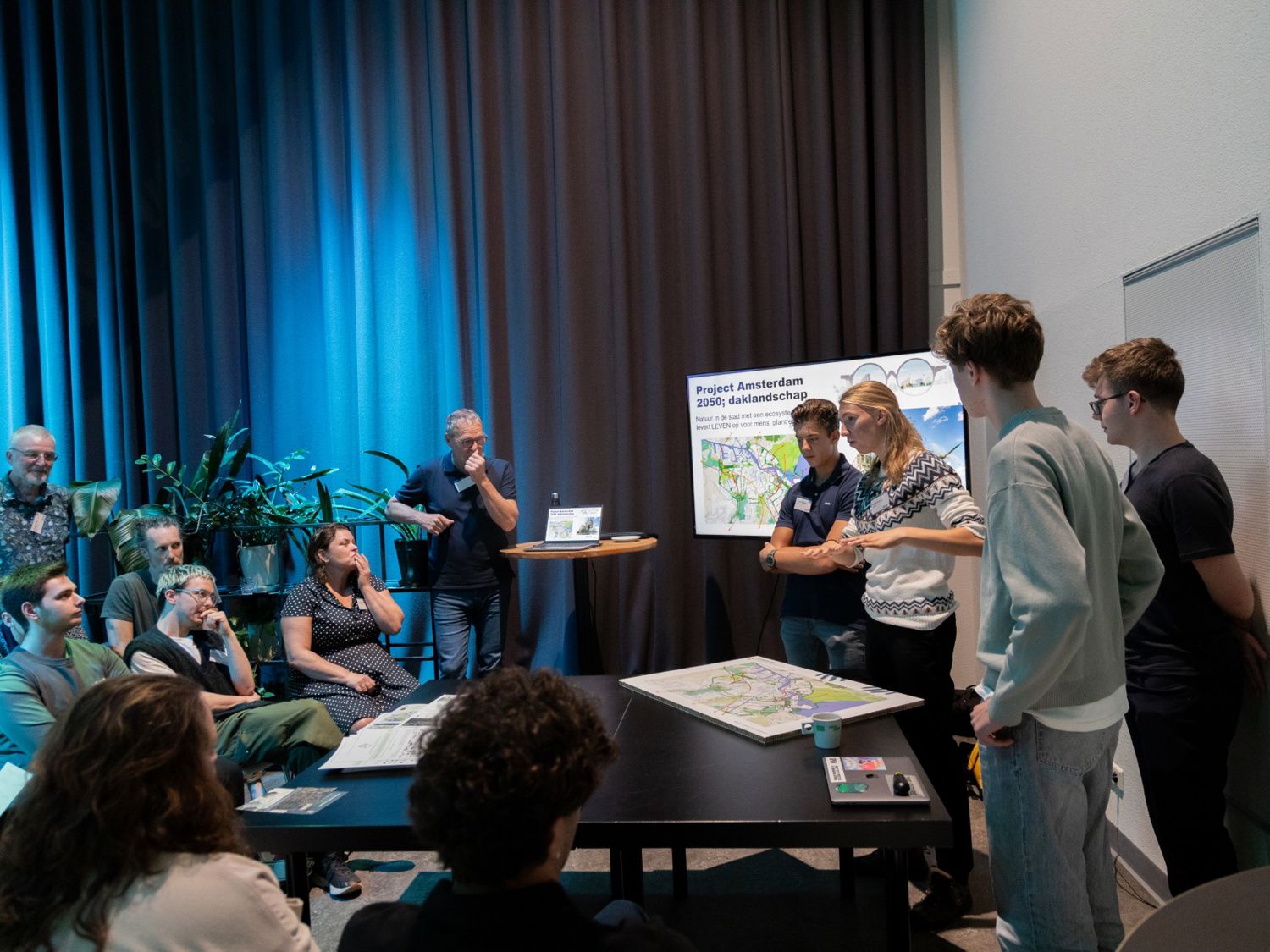 Leerling lachend voor een boekenkast