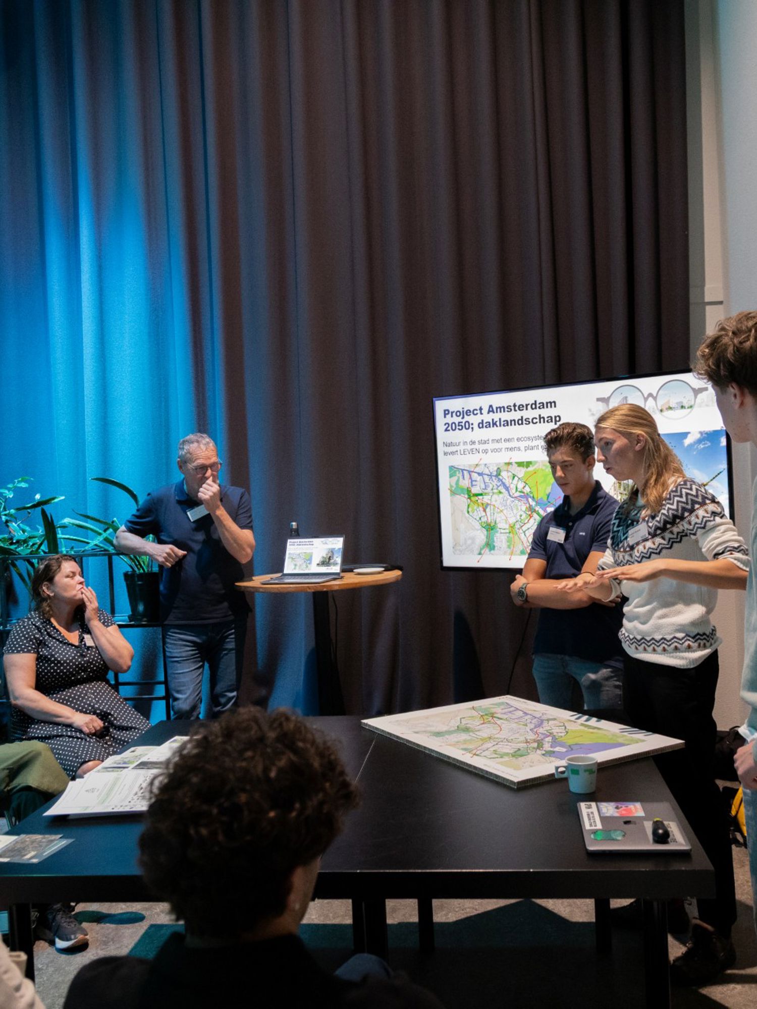 Mbo-studenten op het podium tijdens Skills The Finals 2025