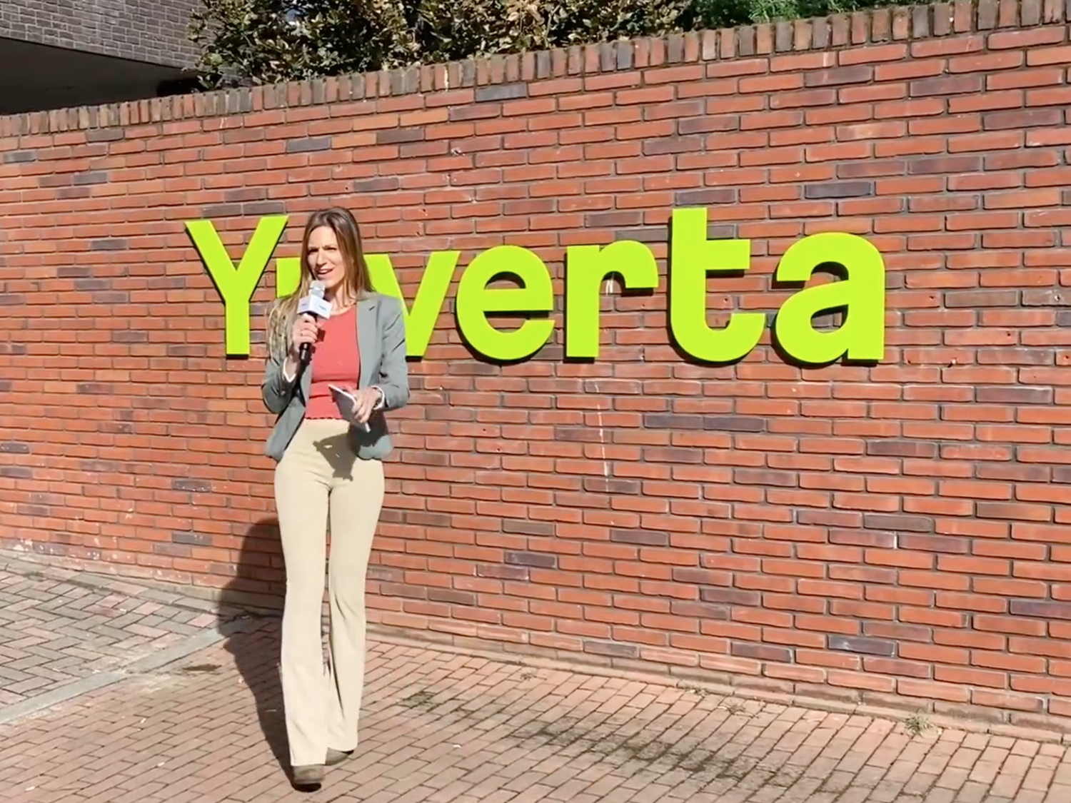 Leerling lachend voor een boekenkast