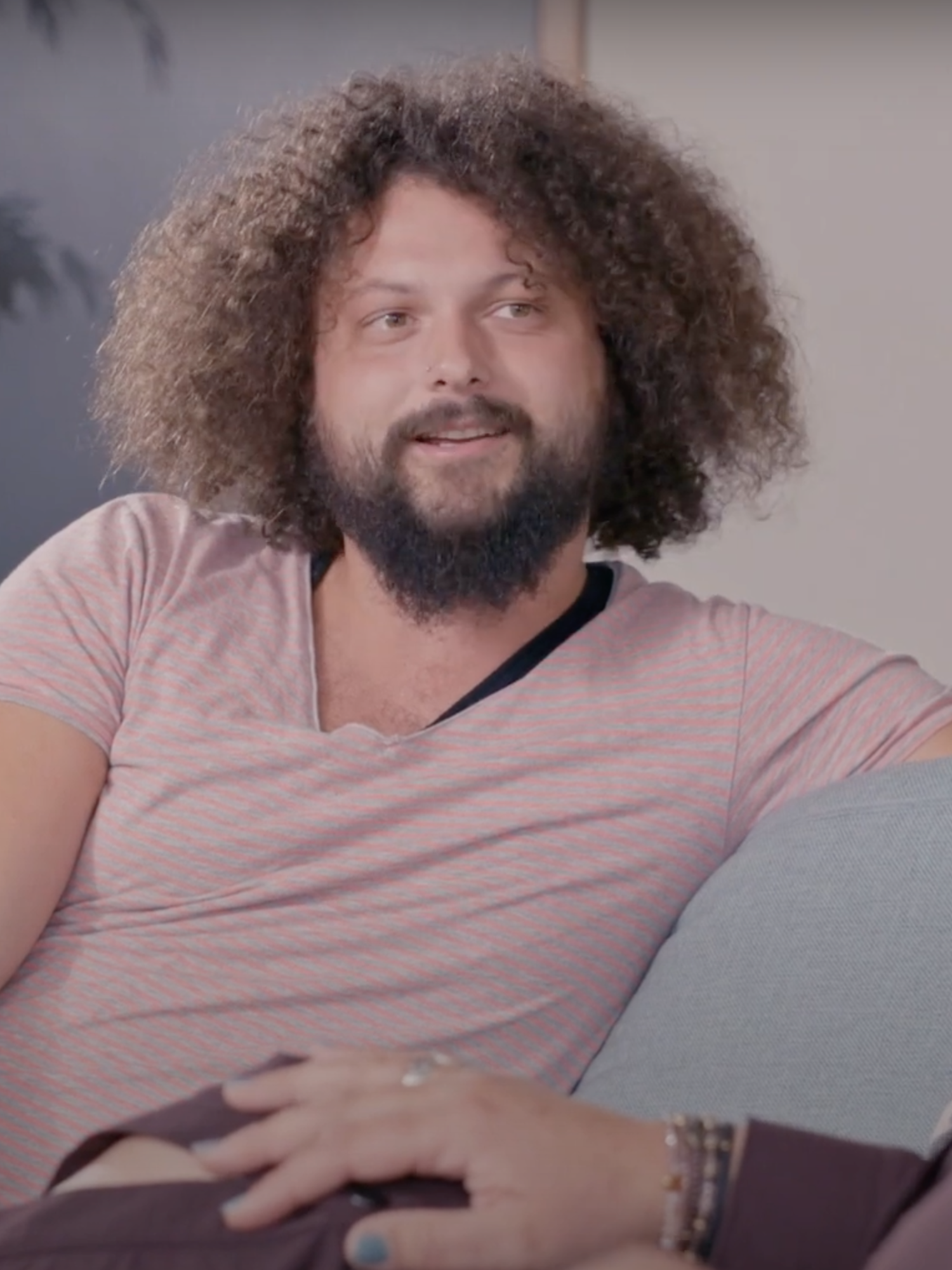 Docent van Yuverta vmbo Eindhoven neemt een vlog op met zijn eigen telefoon