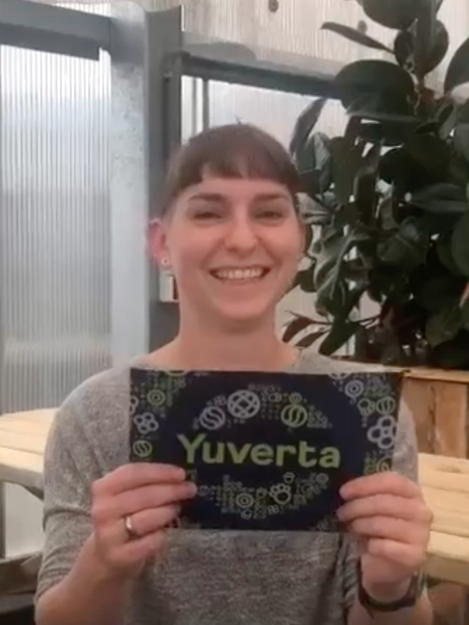 Docent van Yuverta vmbo Eindhoven neemt een vlog op met zijn eigen telefoon