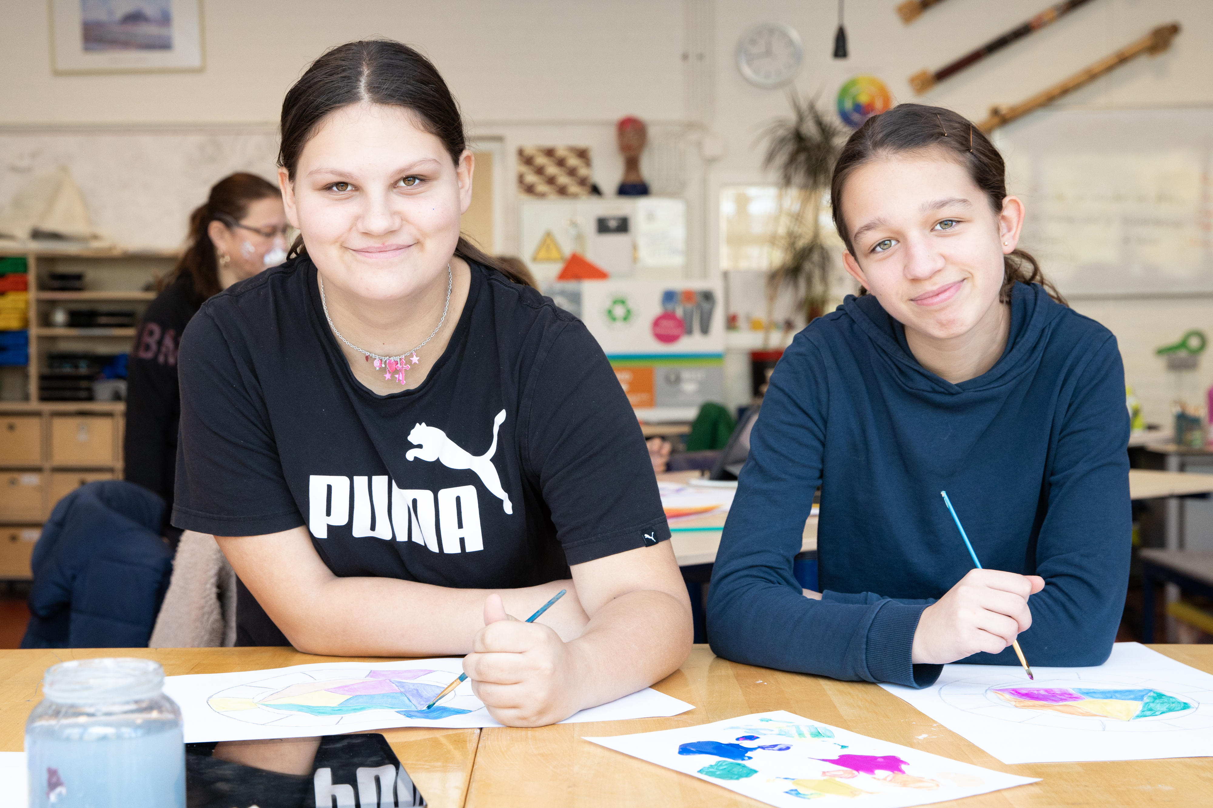 Meisje zittend op een bank voor kluisjes