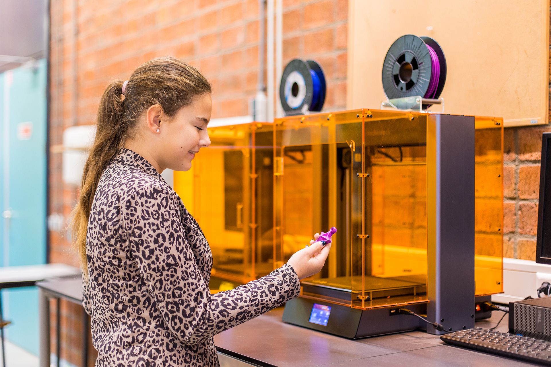 Meisje zittend op een bank voor kluisjes