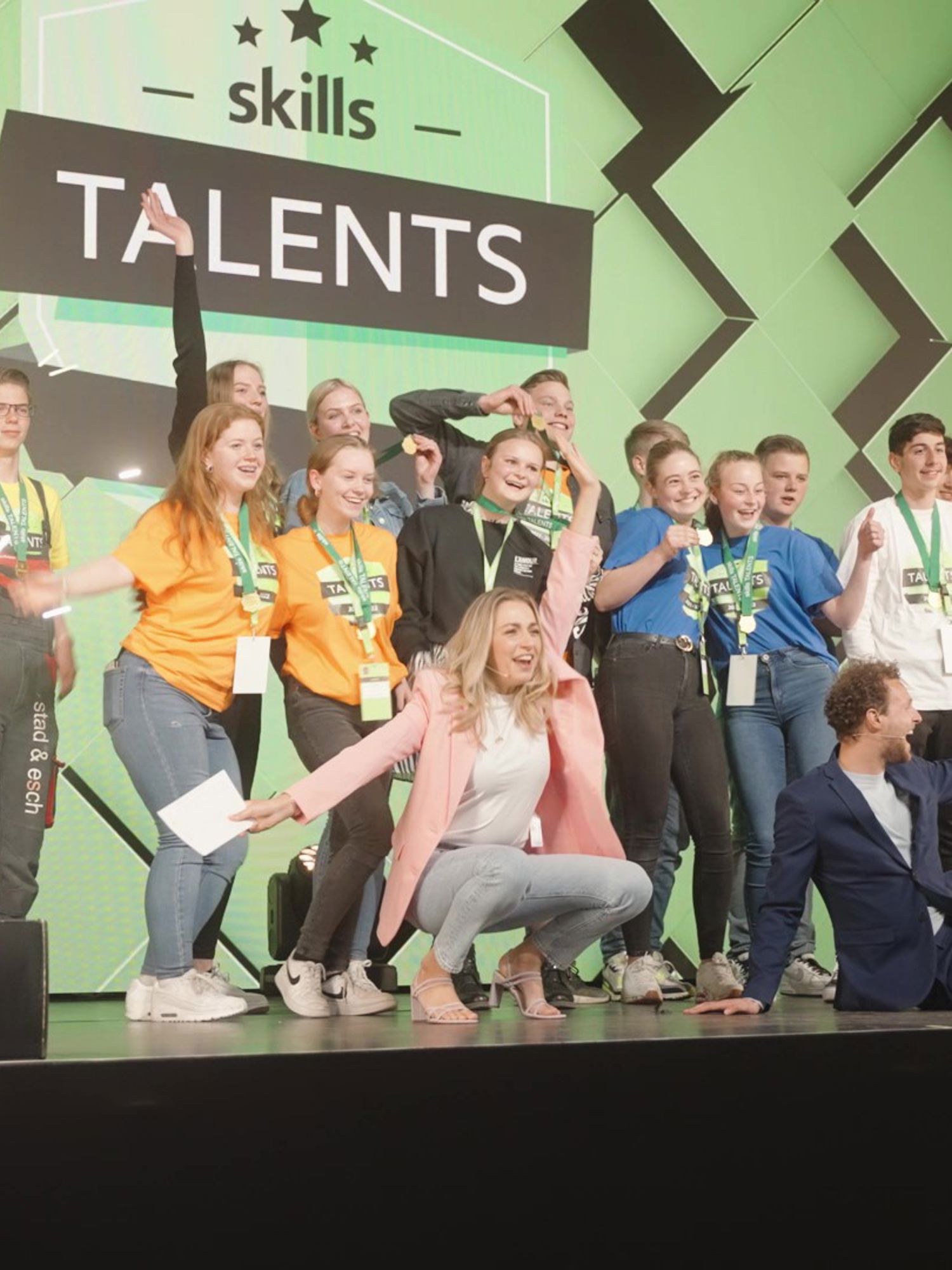Bloemstudent in aanloop naar WorldSkills Lyon met de vlag van Yuverta