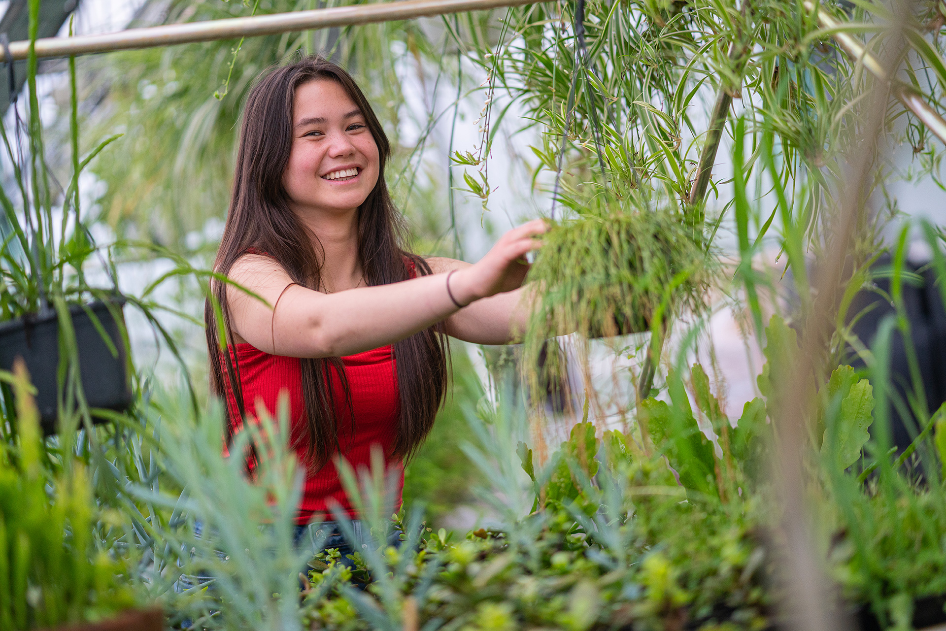 Meisje zittend op een bank voor kluisjes