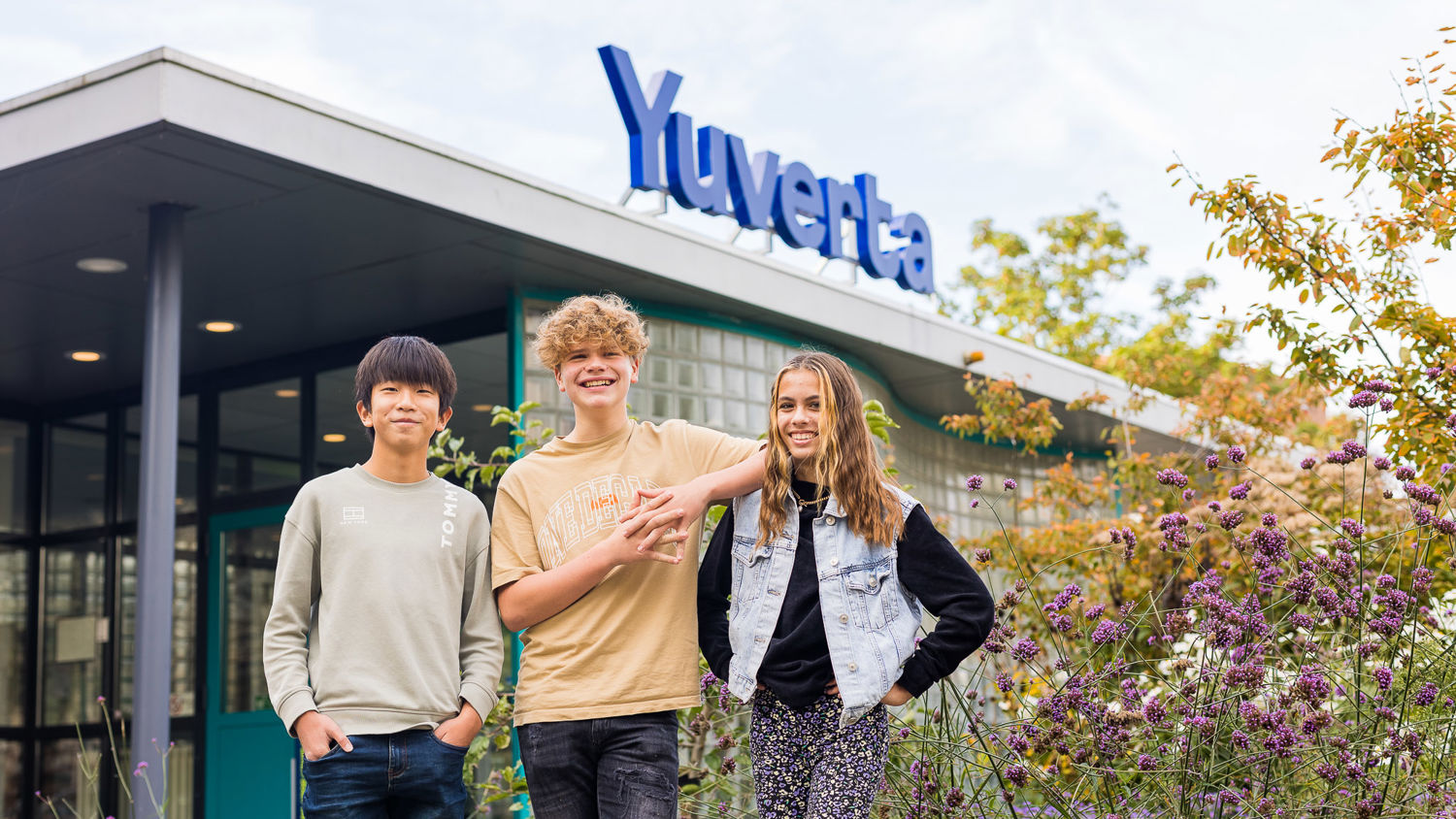 Docent leidt groep lachende studenten in klaslokaal