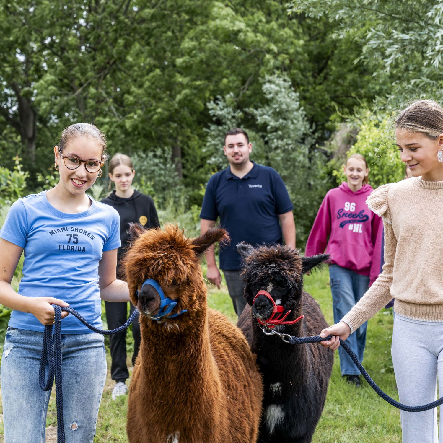 Meisje zittend op een bank voor kluisjes
