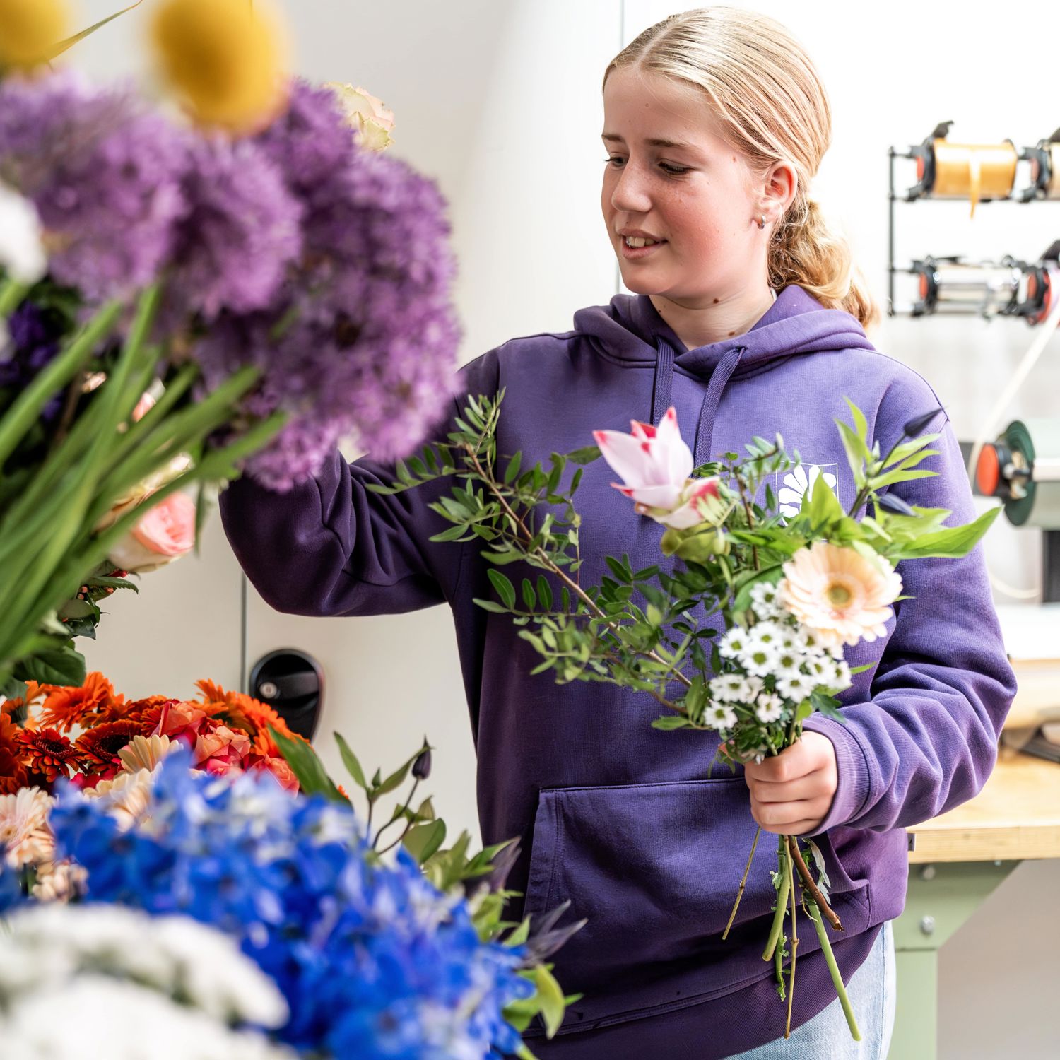 Meisje zittend op een bank voor kluisjes