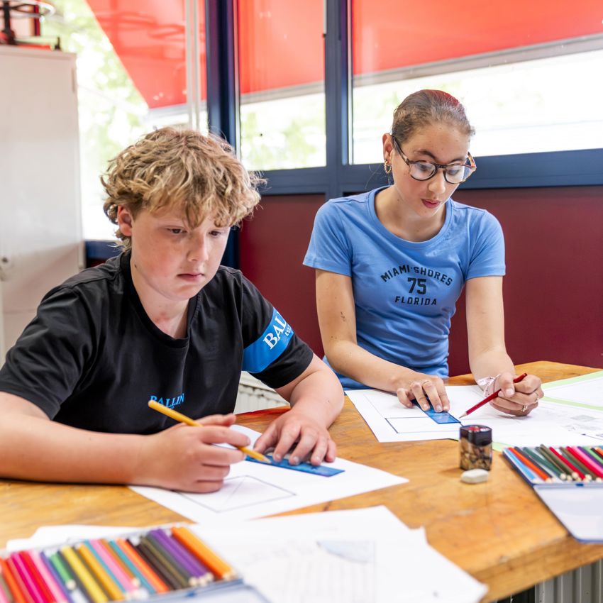 Meisje zittend op een bank voor kluisjes