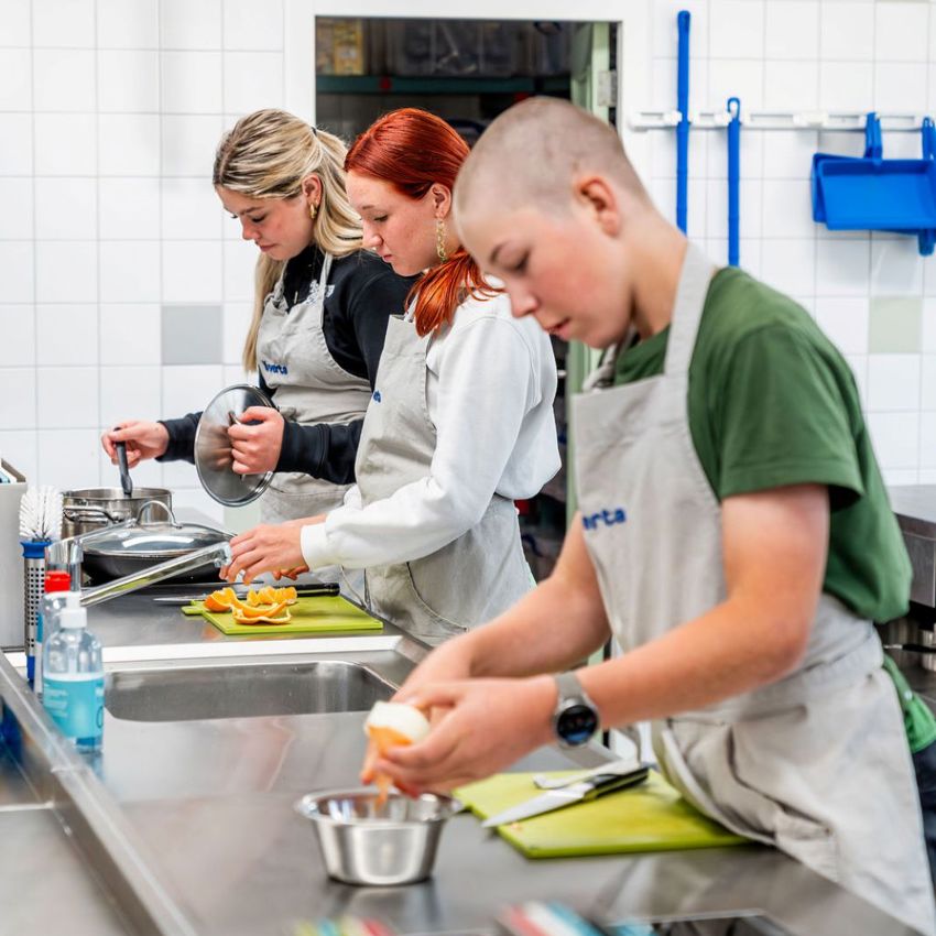 Meisje zittend op een bank voor kluisjes