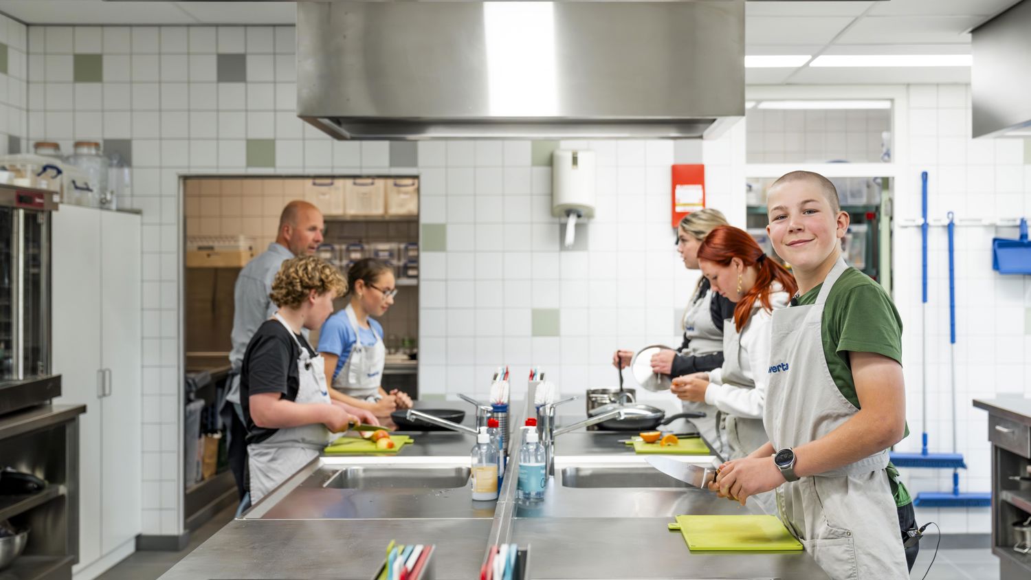 Meisje zittend op een bank voor kluisjes