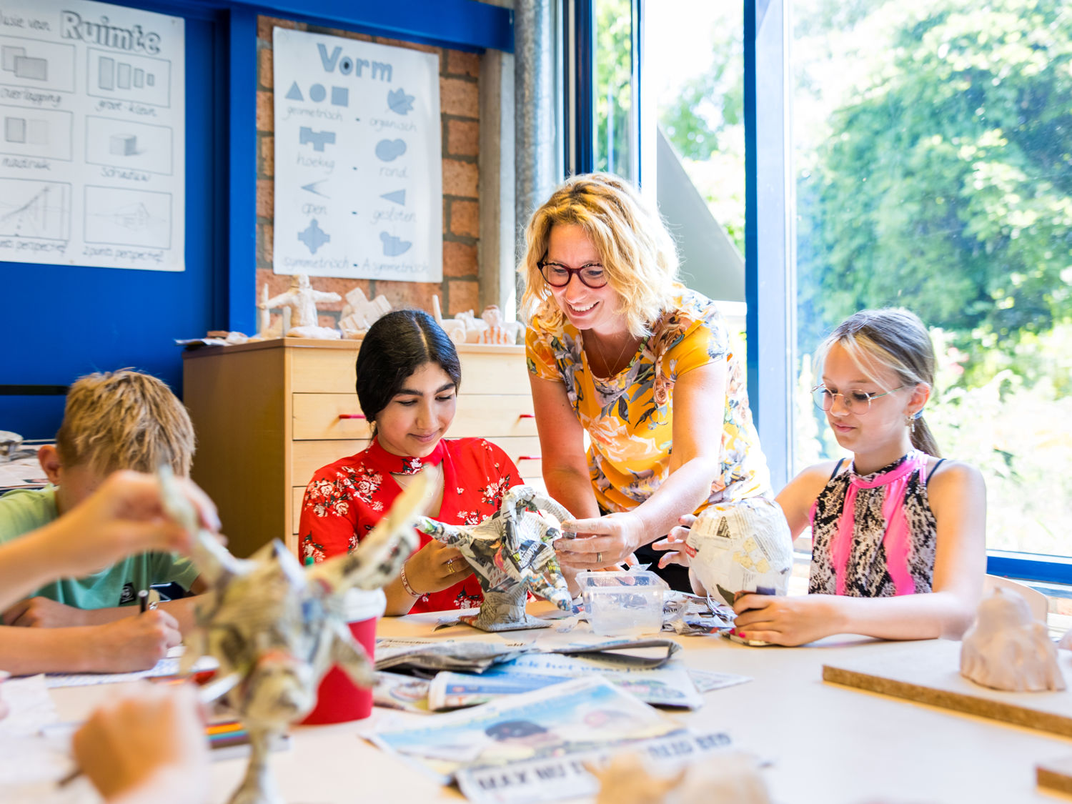 Meisje zittend op een bank voor kluisjes