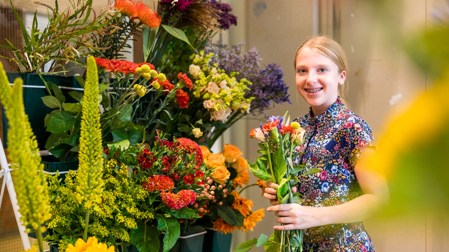 Meisje zittend op een bank voor kluisjes