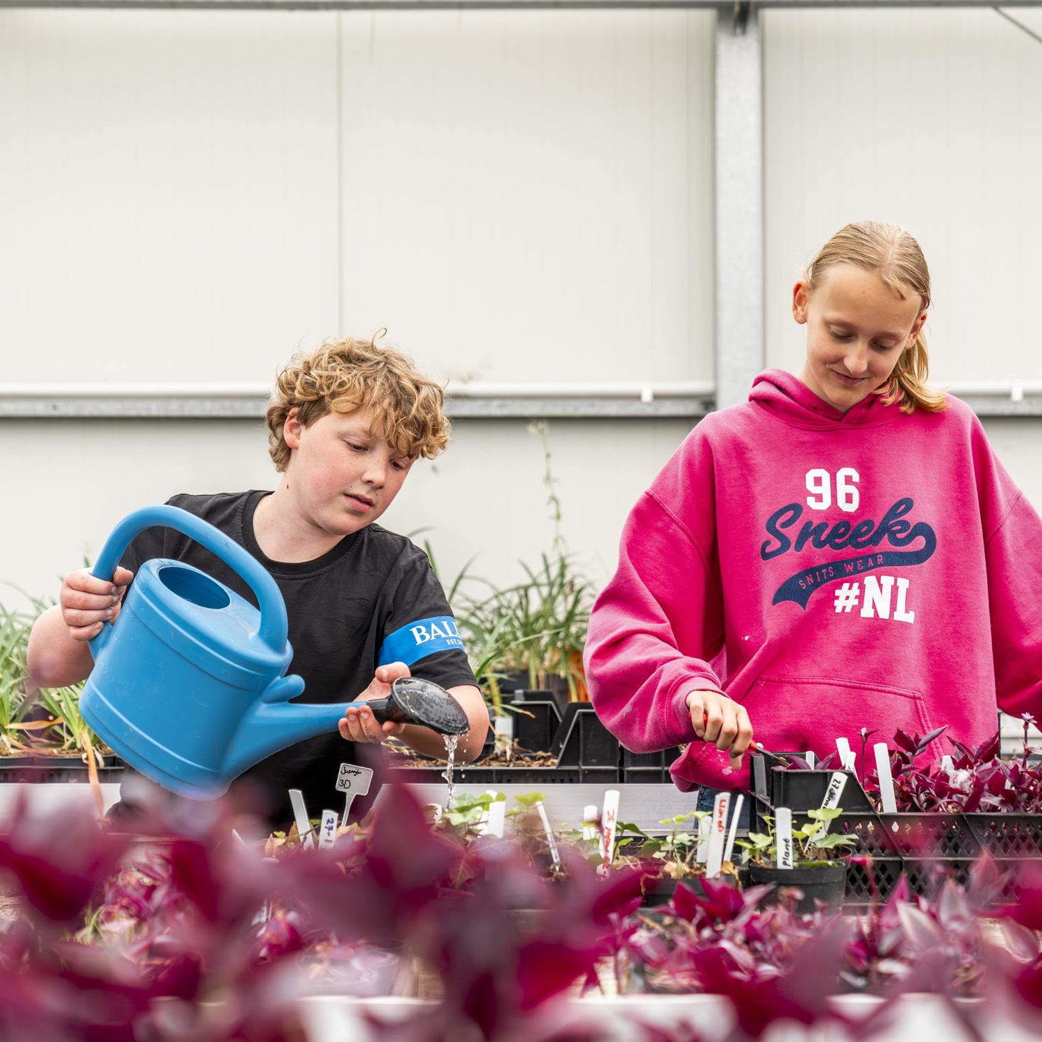 Meisje zittend op een bank voor kluisjes