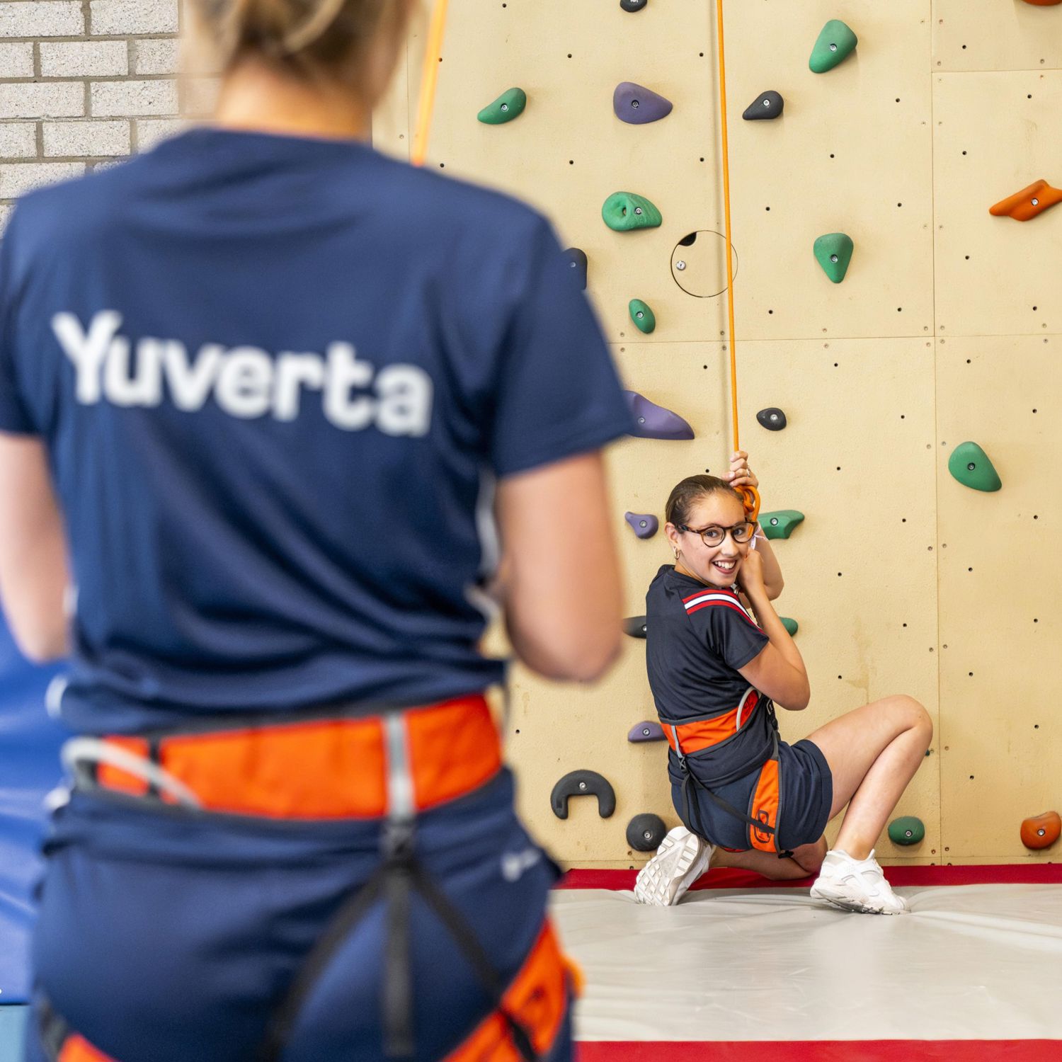 Meisje zittend op een bank voor kluisjes