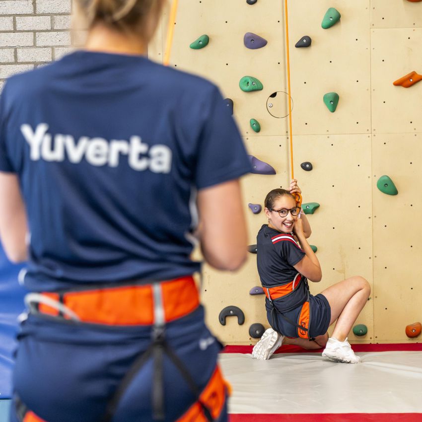 Meisje zittend op een bank voor kluisjes