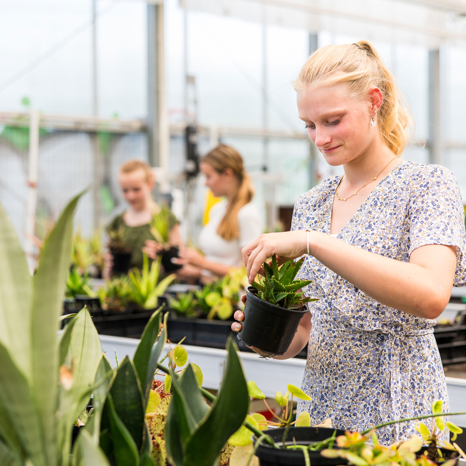 Meisje zittend op een bank voor kluisjes