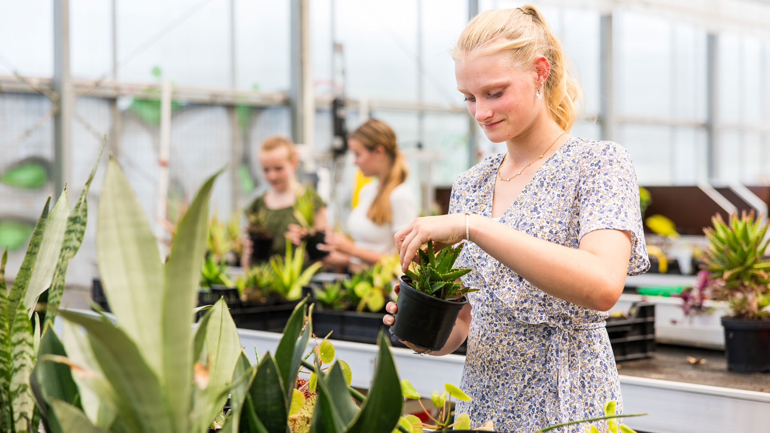 Meisje zittend op een bank voor kluisjes
