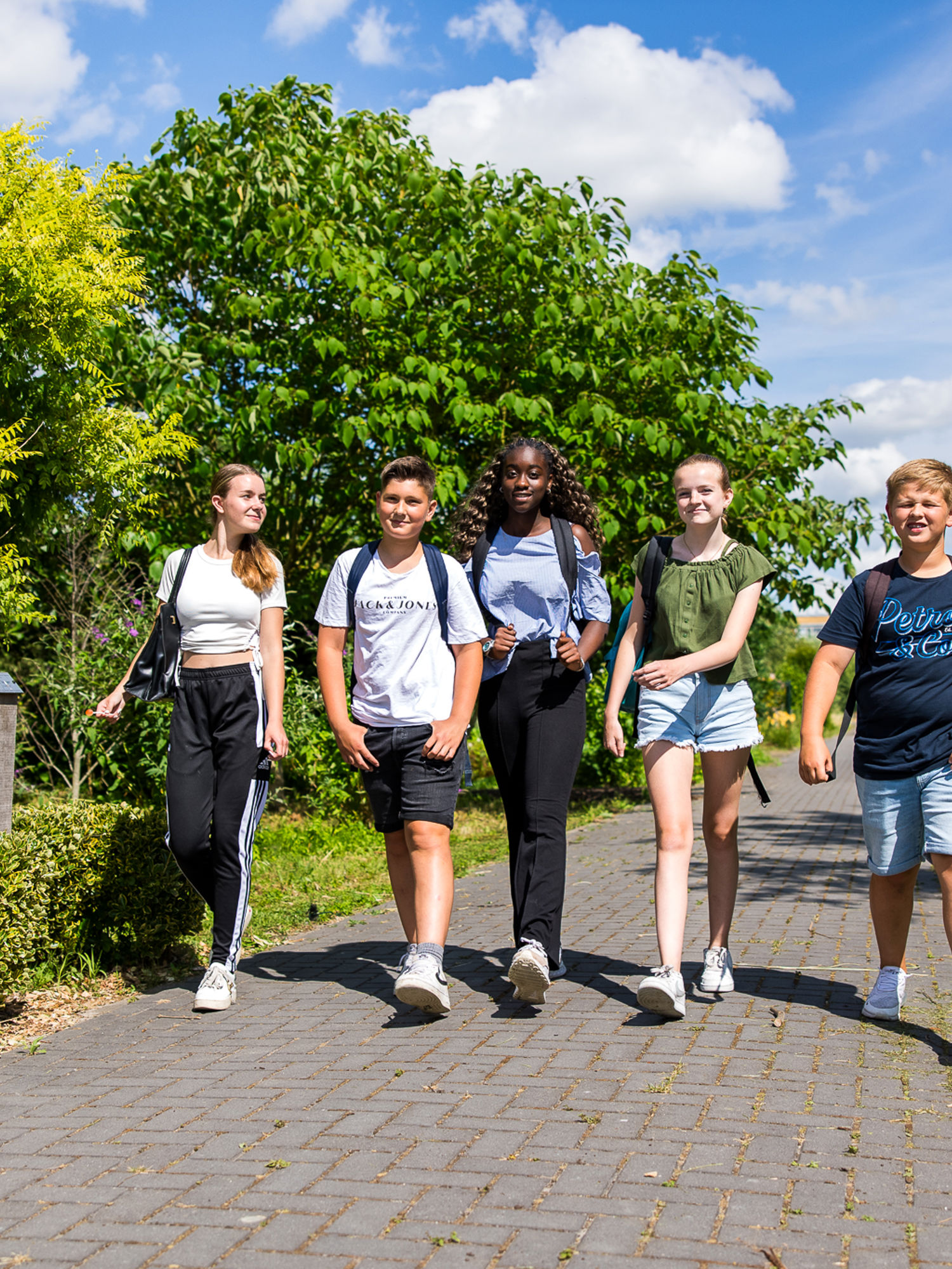 Meisje zittend op een bank voor kluisjes