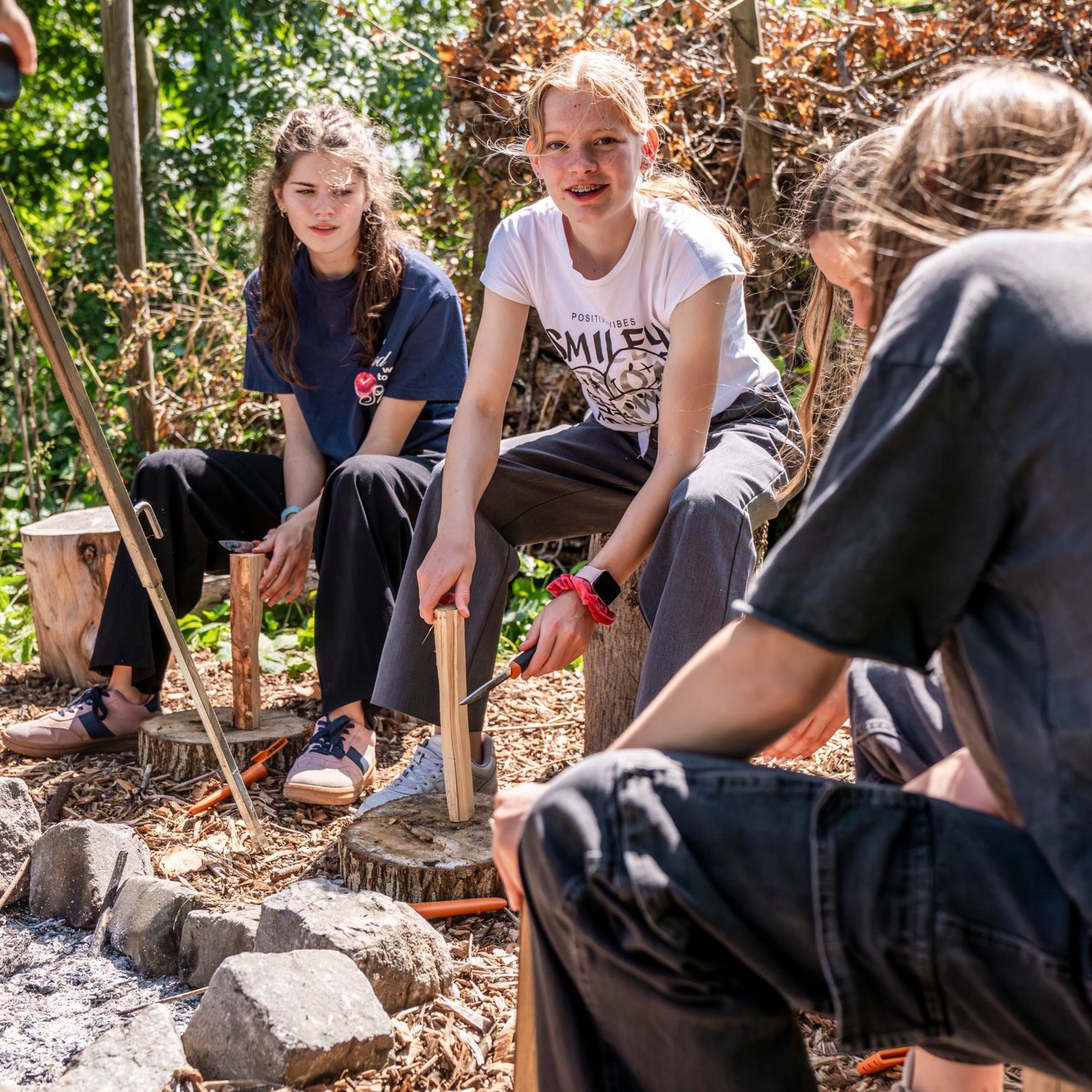 Drie dierenartsen met een hond
