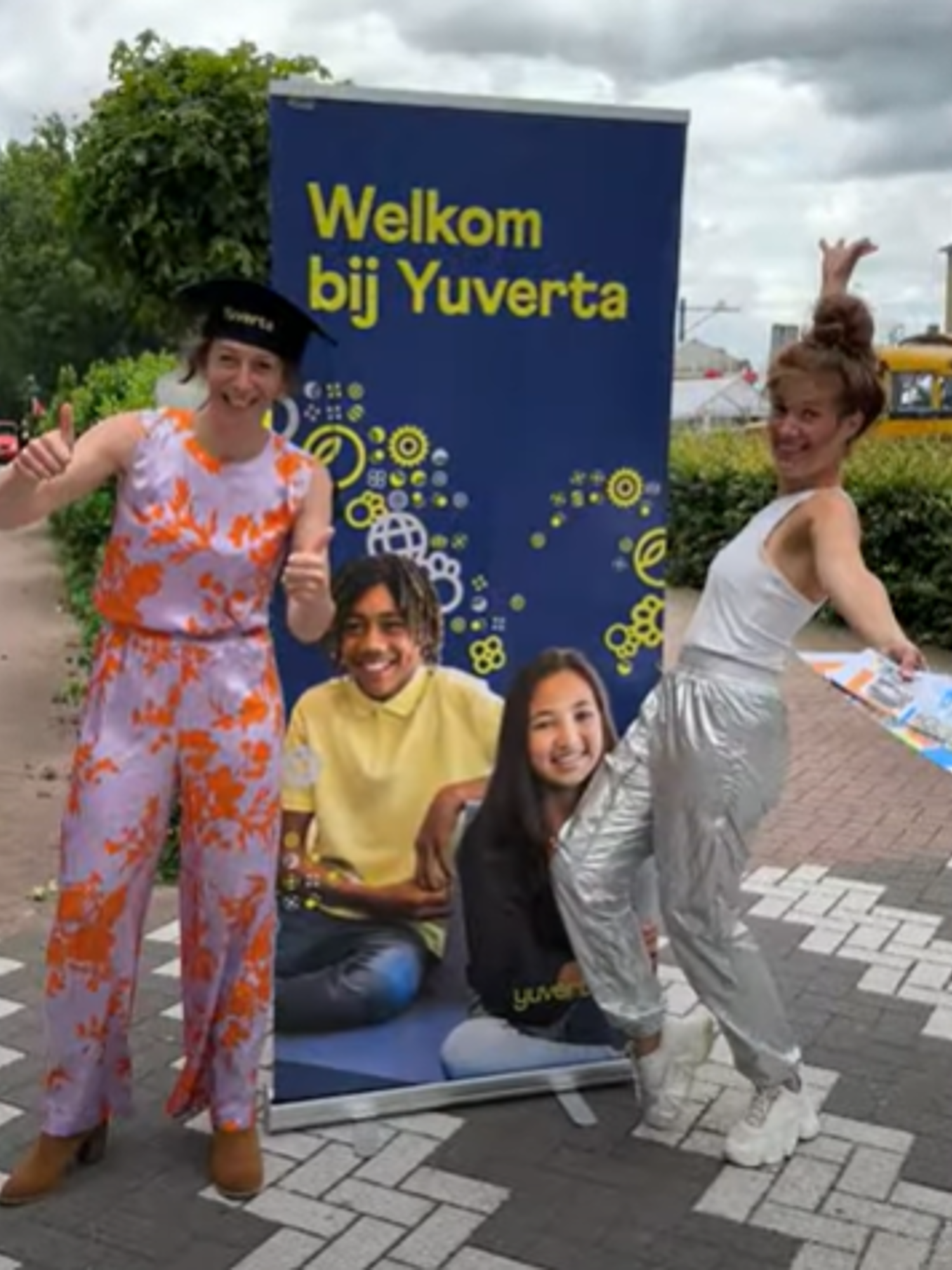 Docent van Yuverta vmbo Eindhoven neemt een vlog op met zijn eigen telefoon