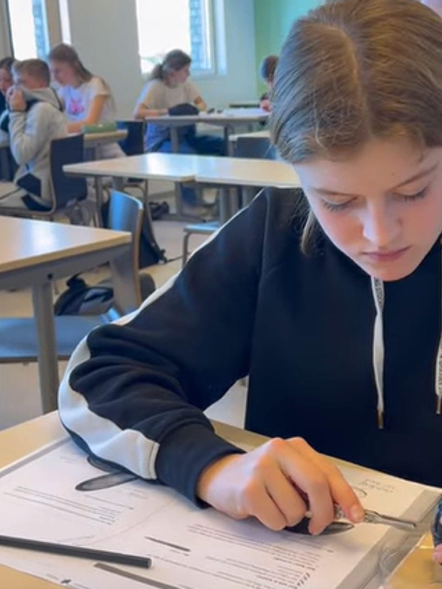 Docent van Yuverta vmbo Eindhoven neemt een vlog op met zijn eigen telefoon