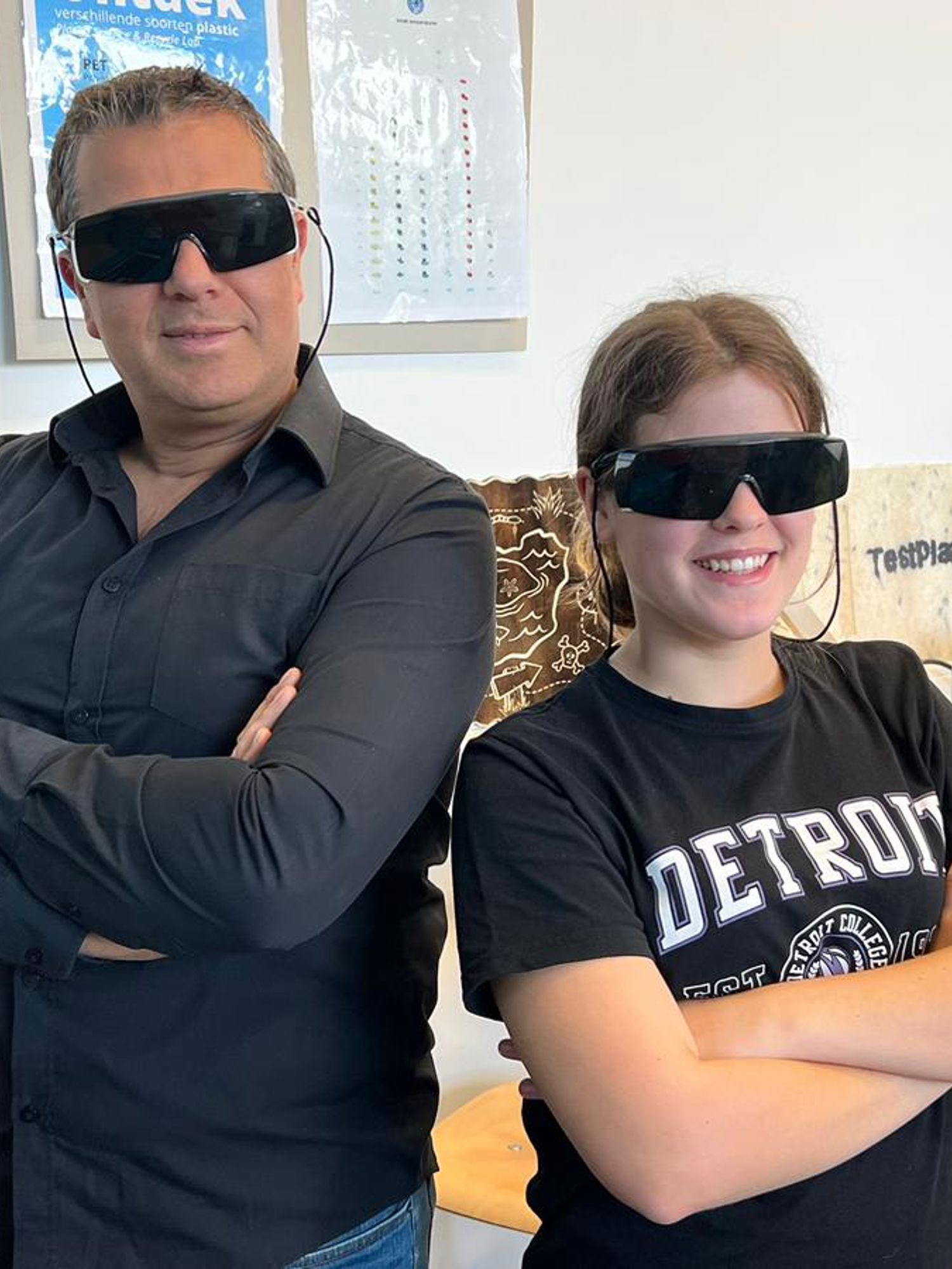 Docent van Yuverta vmbo Eindhoven neemt een vlog op met zijn eigen telefoon