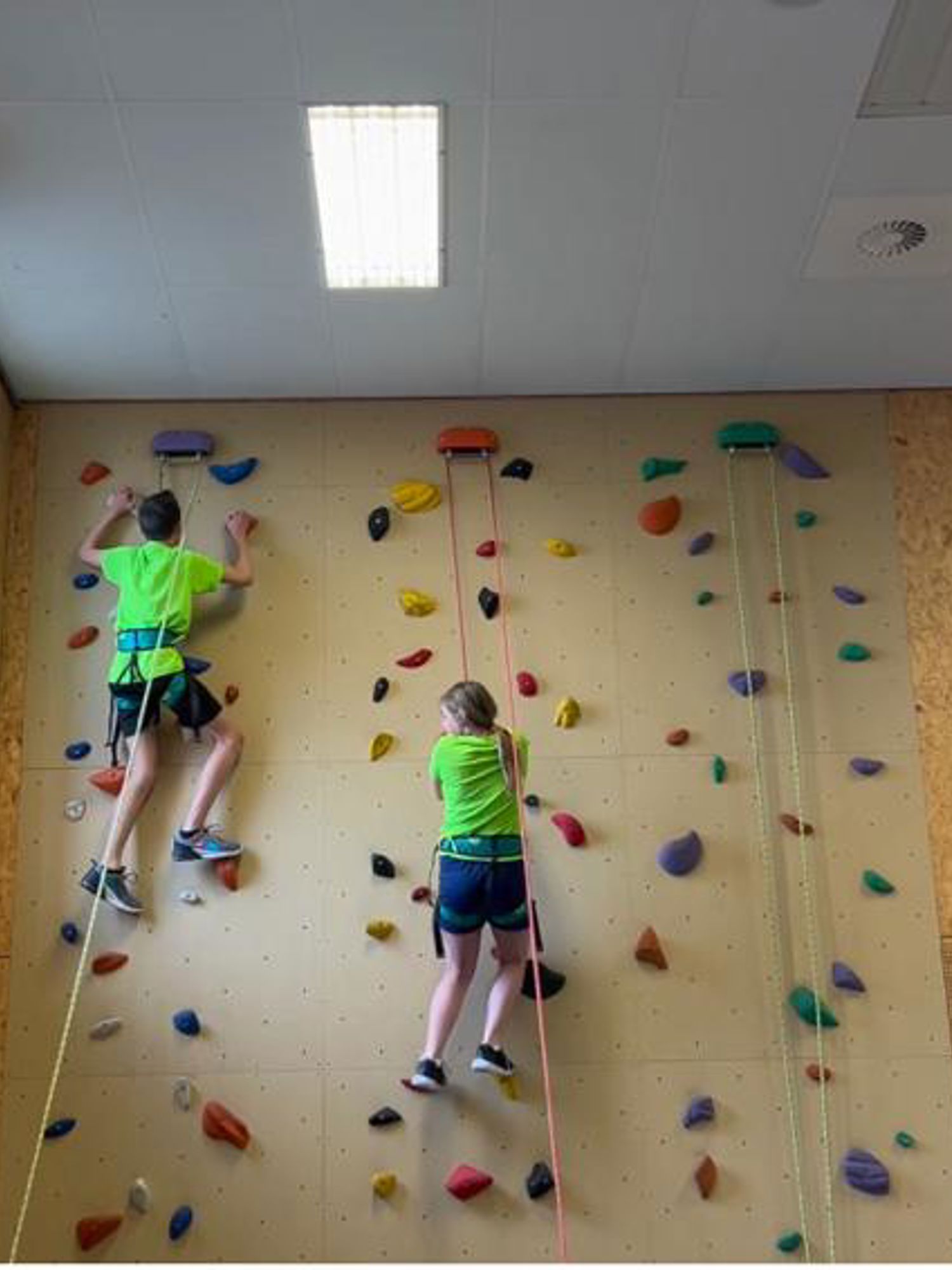 Docent van Yuverta vmbo Eindhoven neemt een vlog op met zijn eigen telefoon