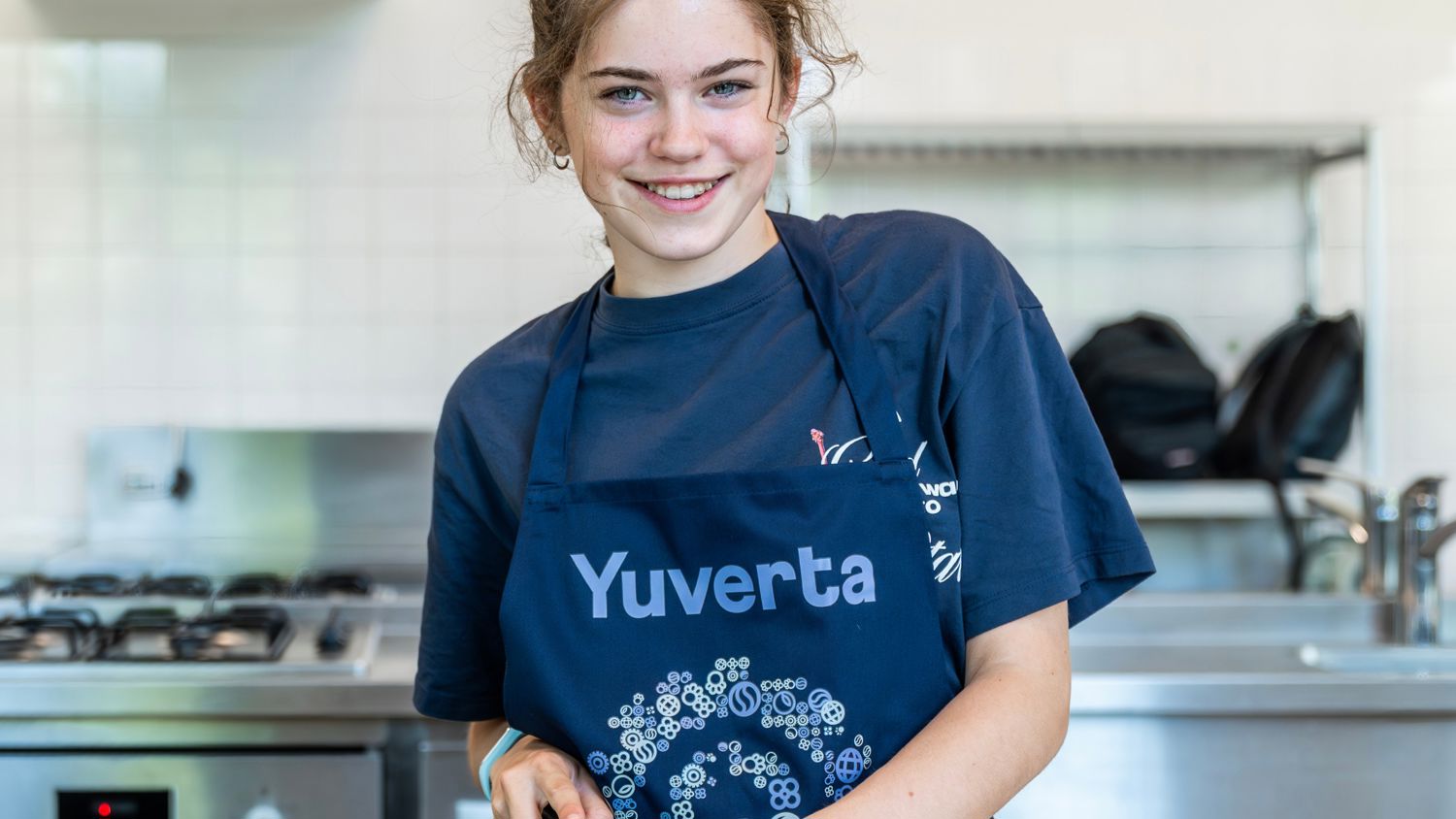 Docent leidt groep lachende studenten in klaslokaal