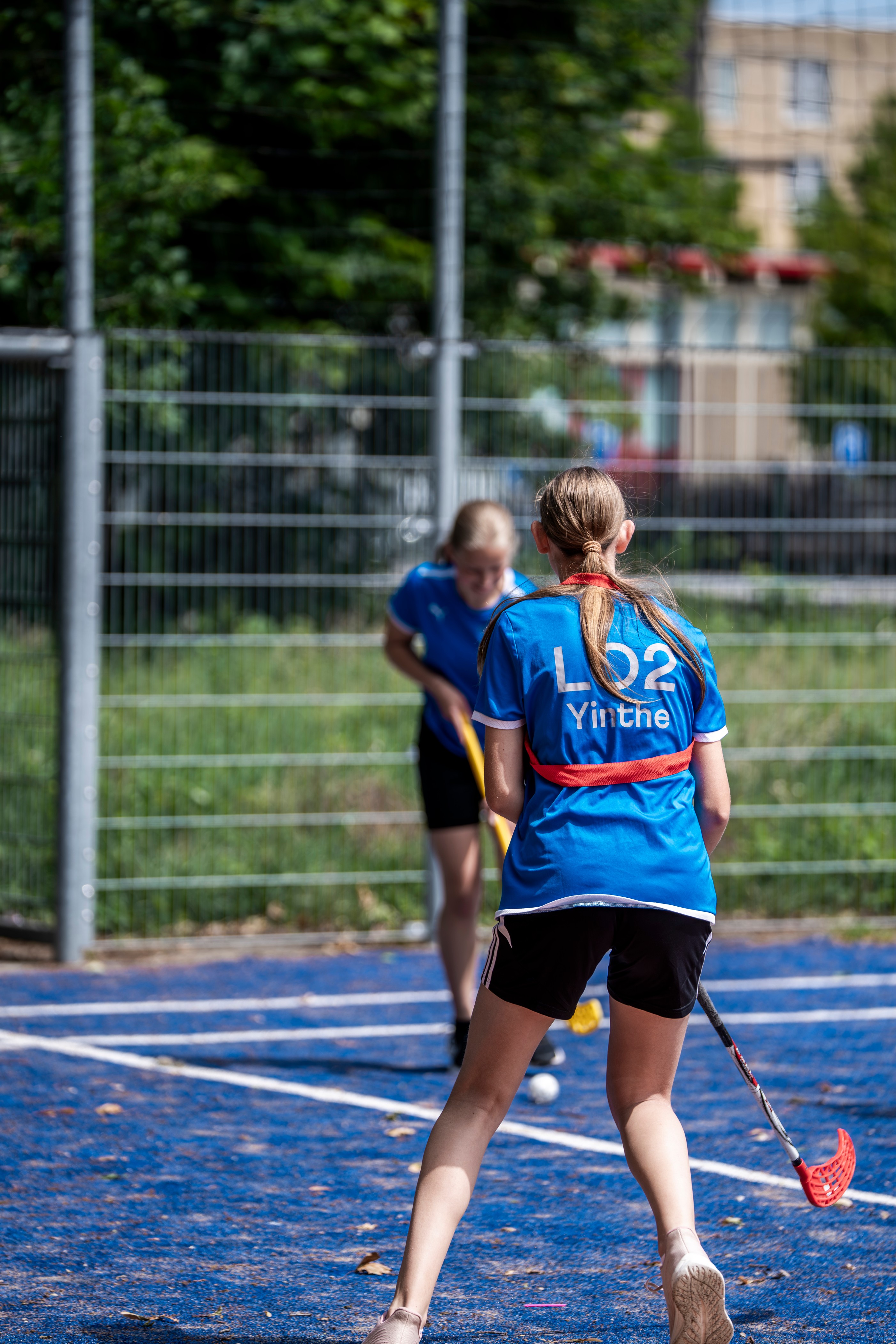 Meisje zittend op een bank voor kluisjes