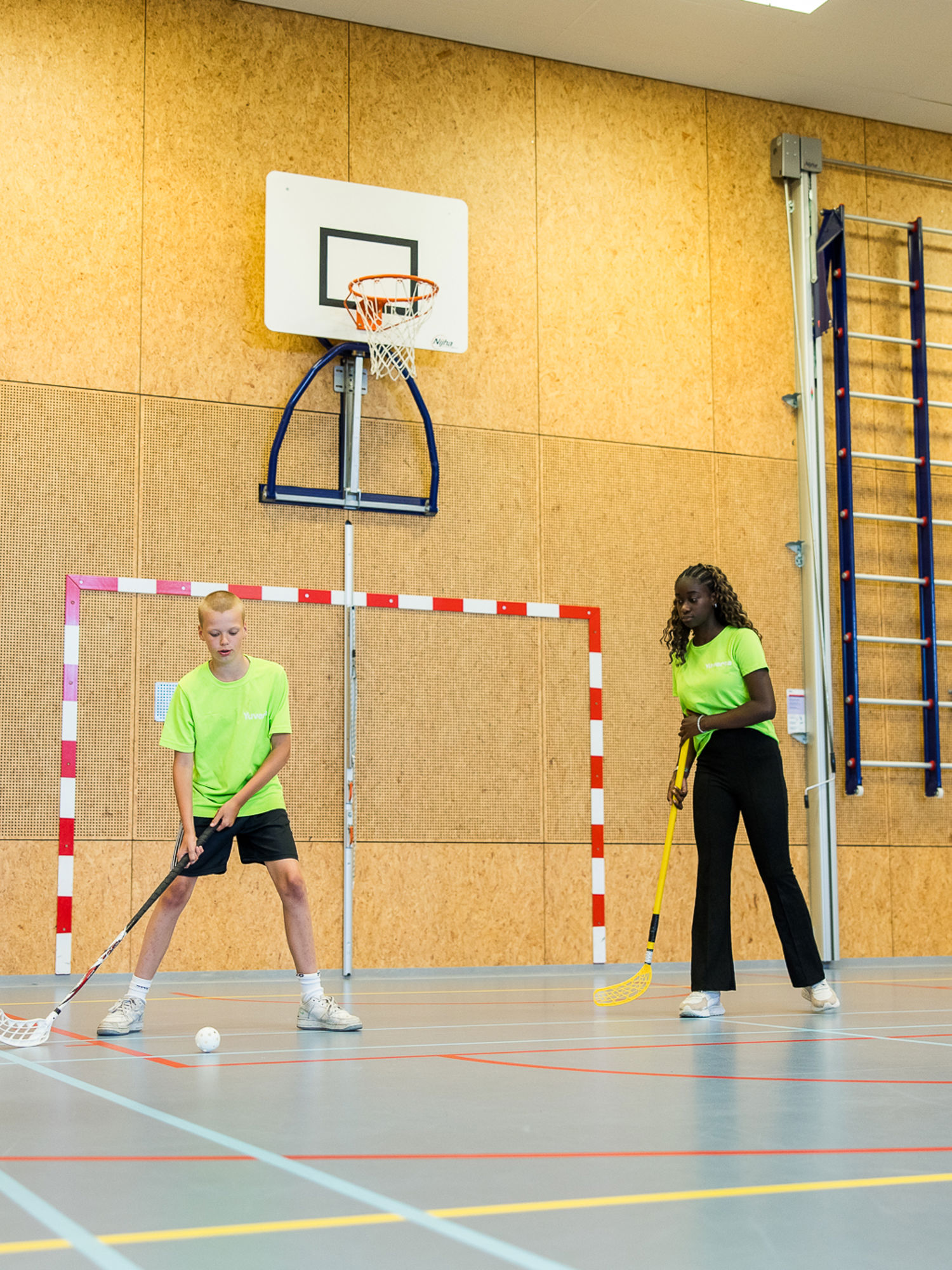 Meisje zittend op een bank voor kluisjes