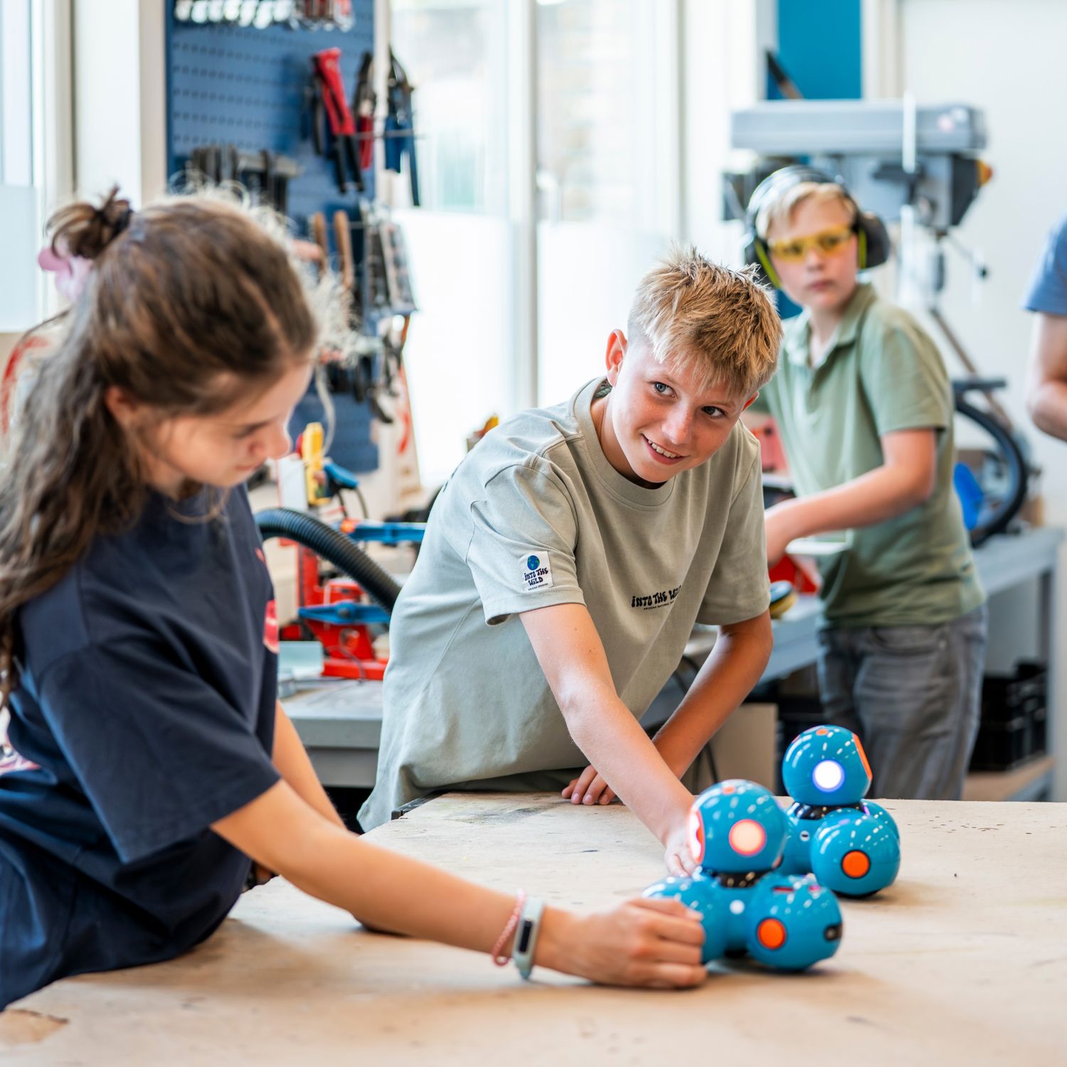 Drie dierenartsen met een hond