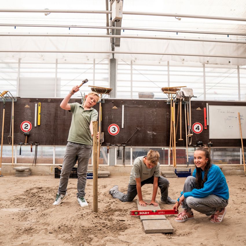 Meisje zittend op een bank voor kluisjes