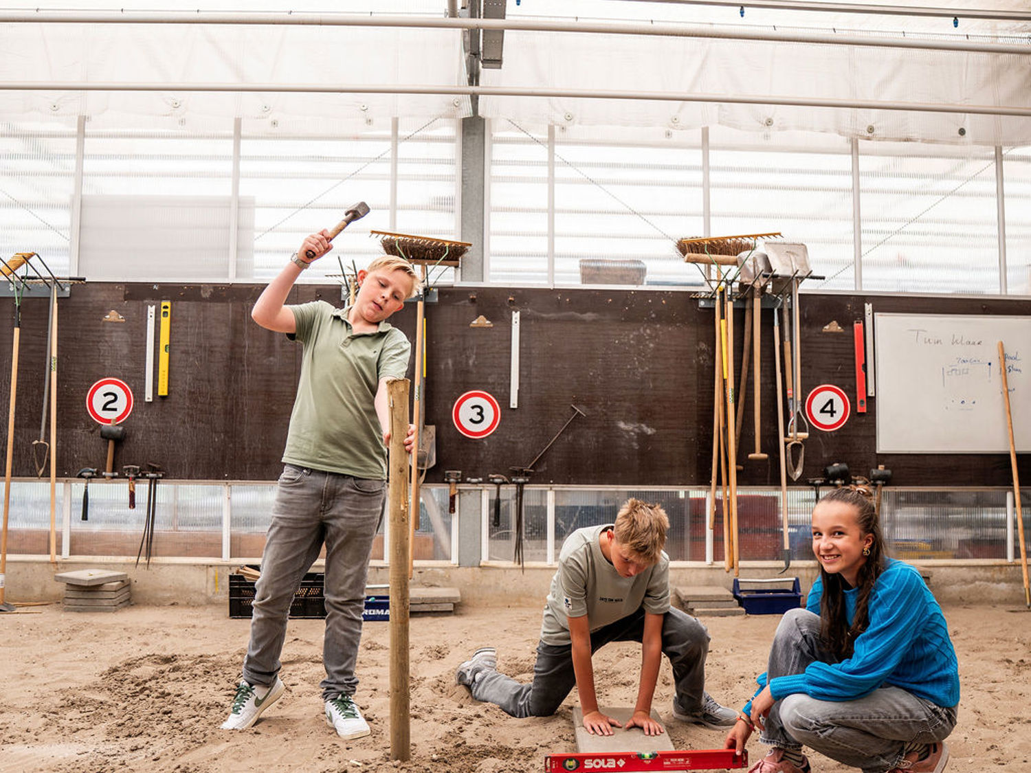 Meisje zittend op een bank voor kluisjes