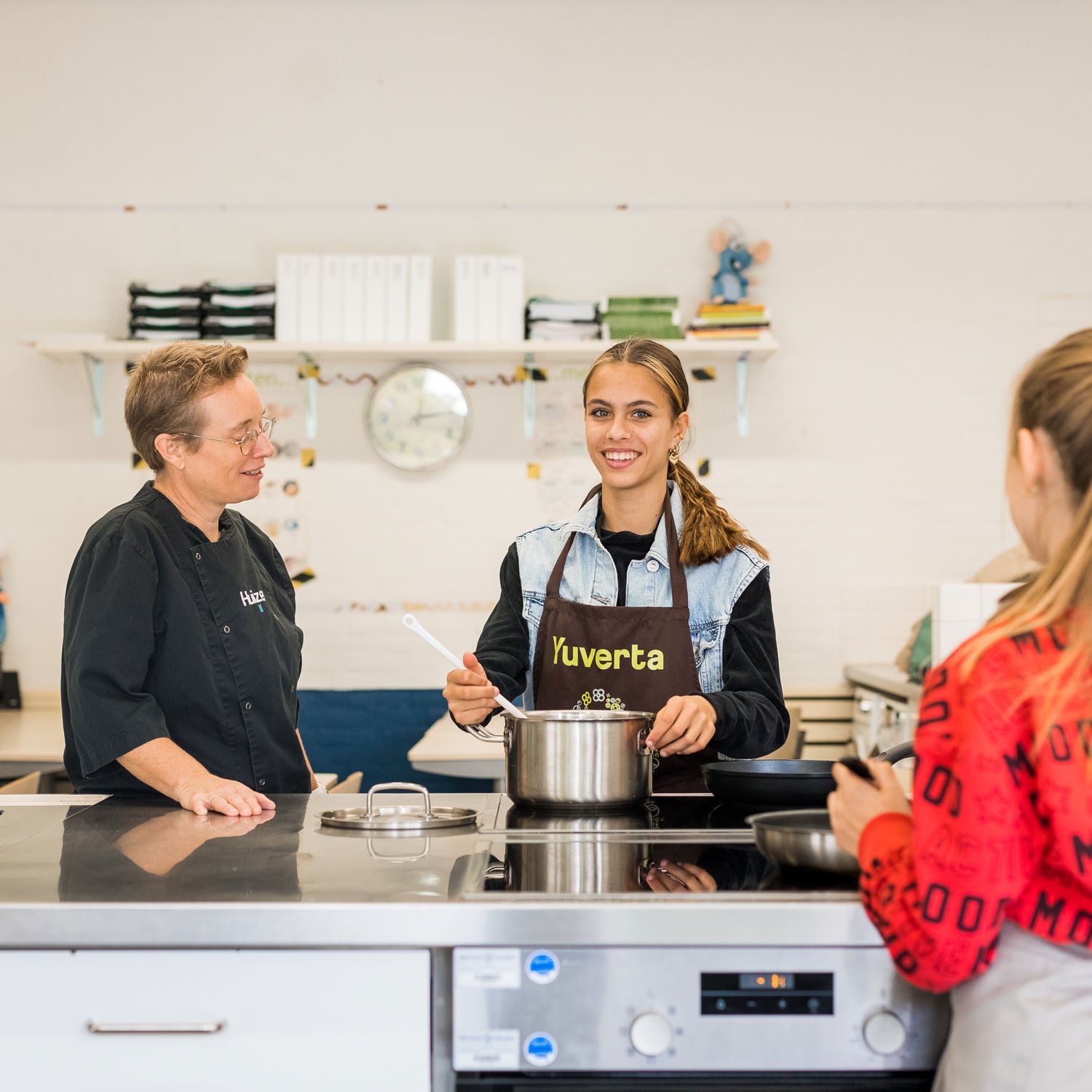 Meisje zittend op een bank voor kluisjes