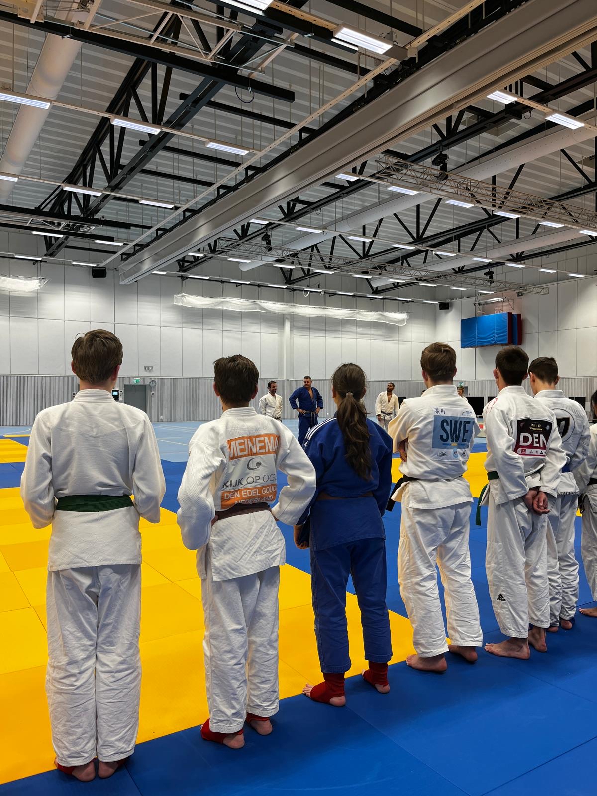 Meisje zittend op een bank voor kluisjes