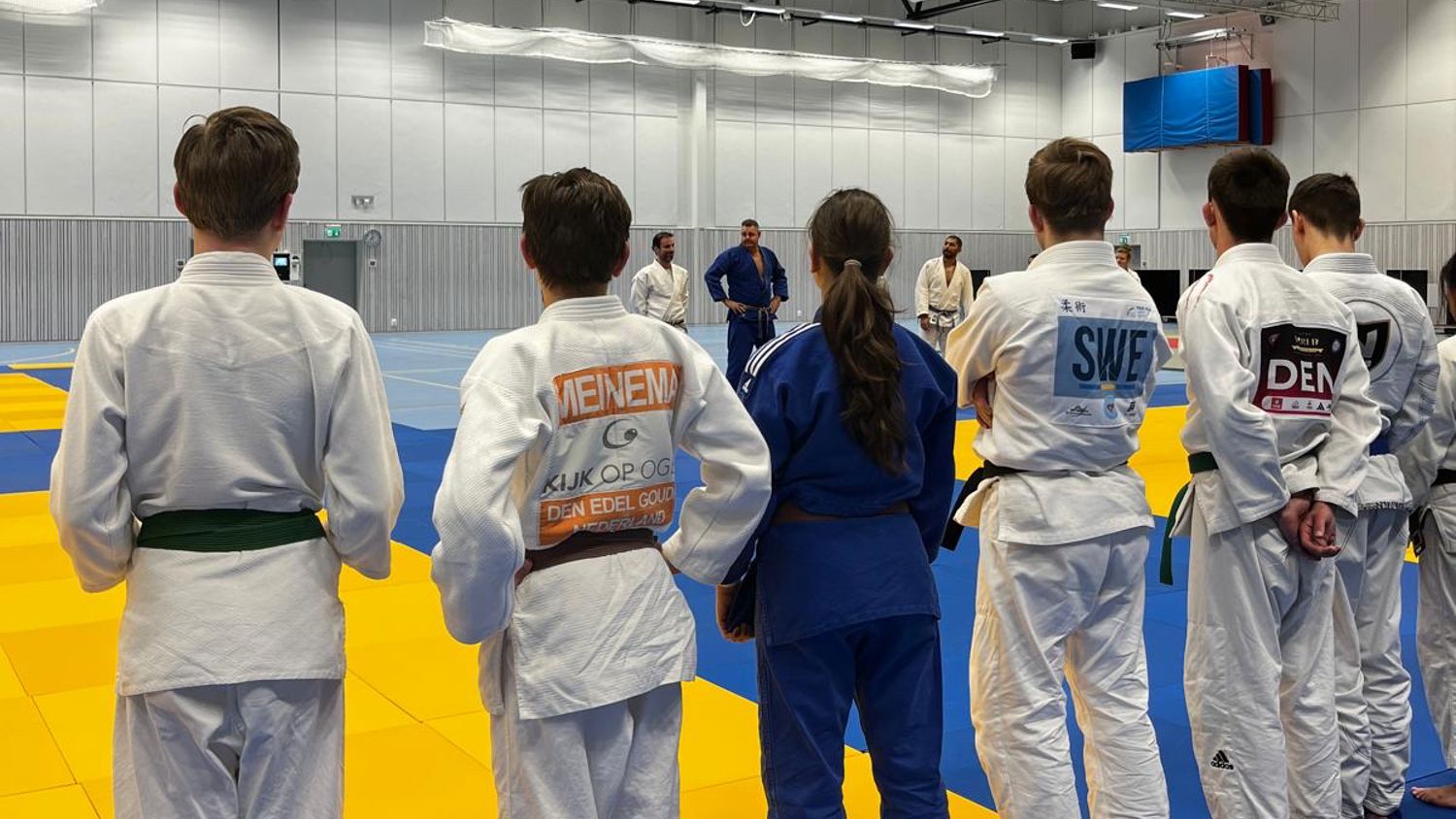 Meisje zittend op een bank voor kluisjes