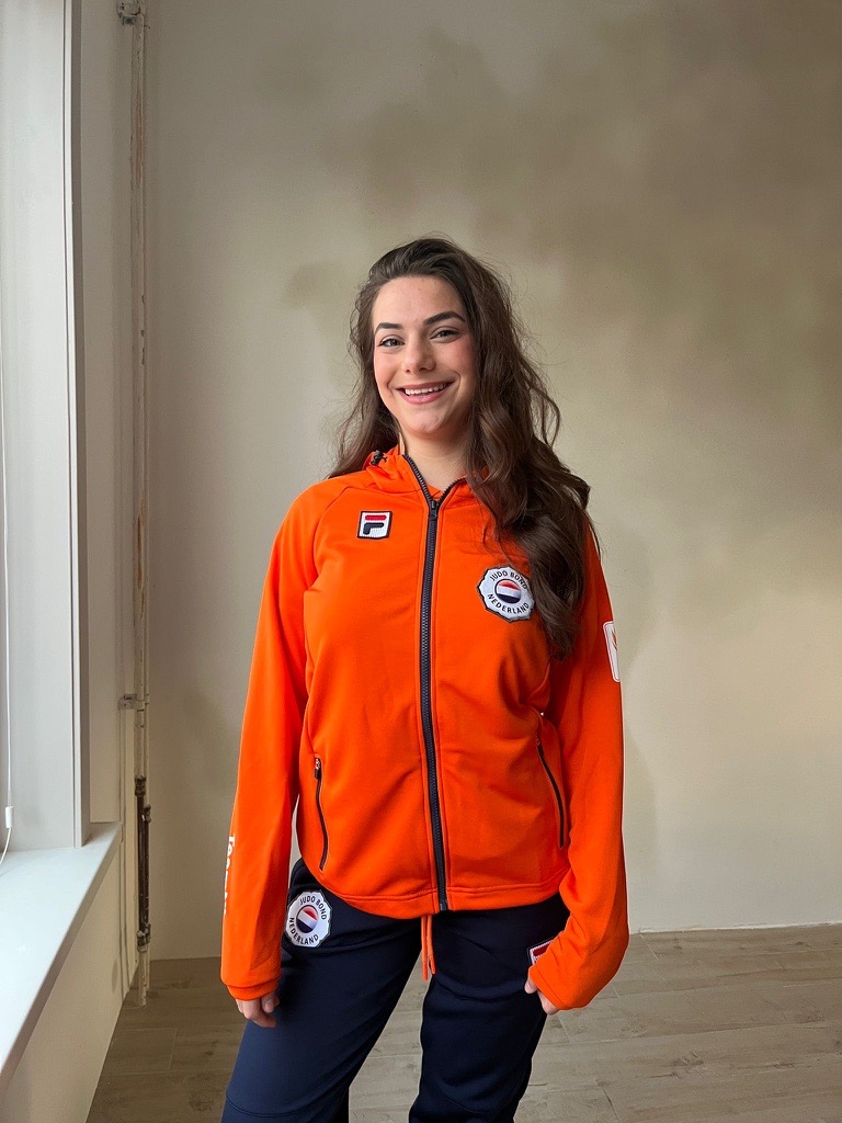 Meisje zittend op een bank voor kluisjes