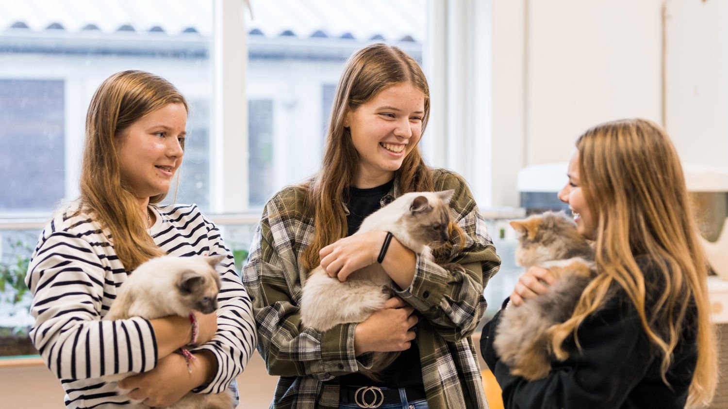 Meisje zittend op een bank voor kluisjes