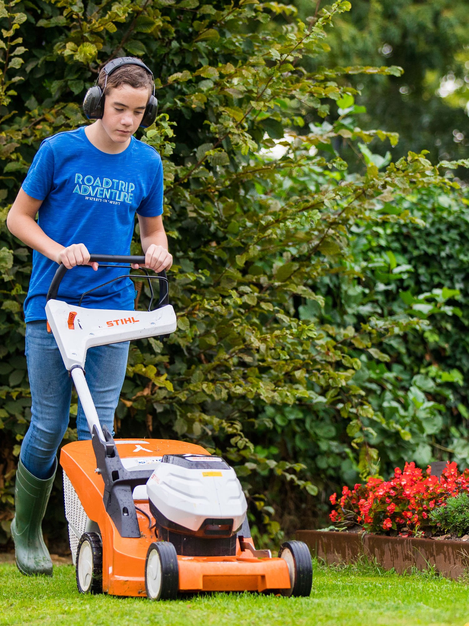 Docent van Yuverta vmbo Eindhoven neemt een vlog op met zijn eigen telefoon