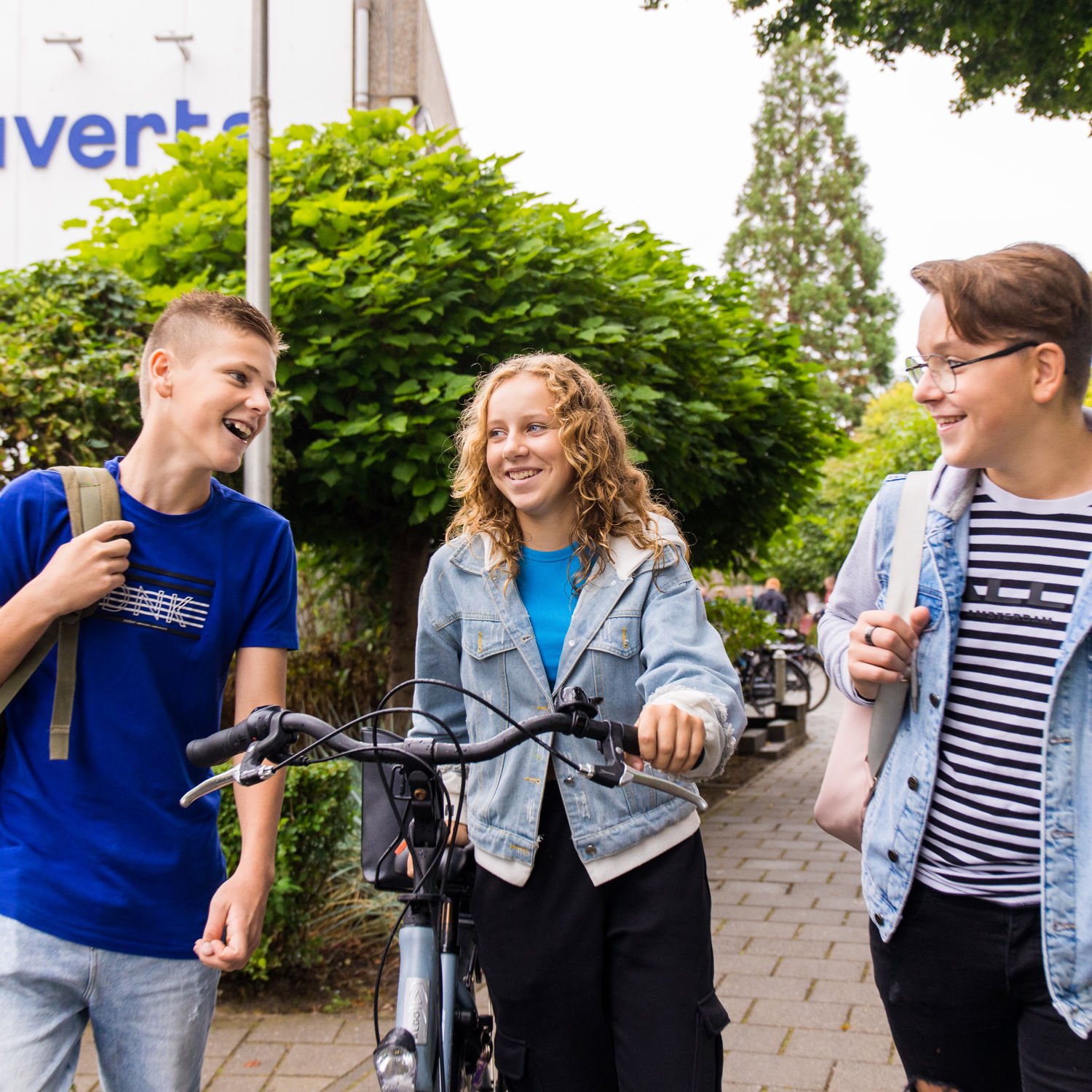 Meisje zittend op een bank voor kluisjes