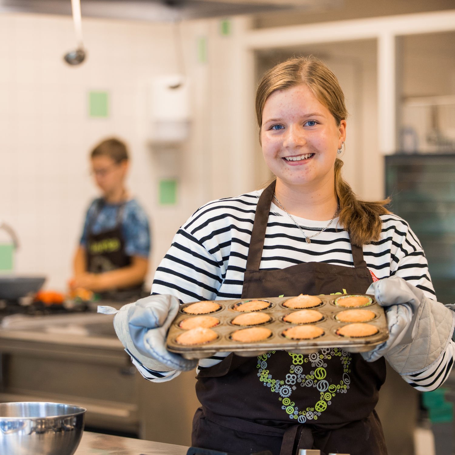 Meisje zittend op een bank voor kluisjes