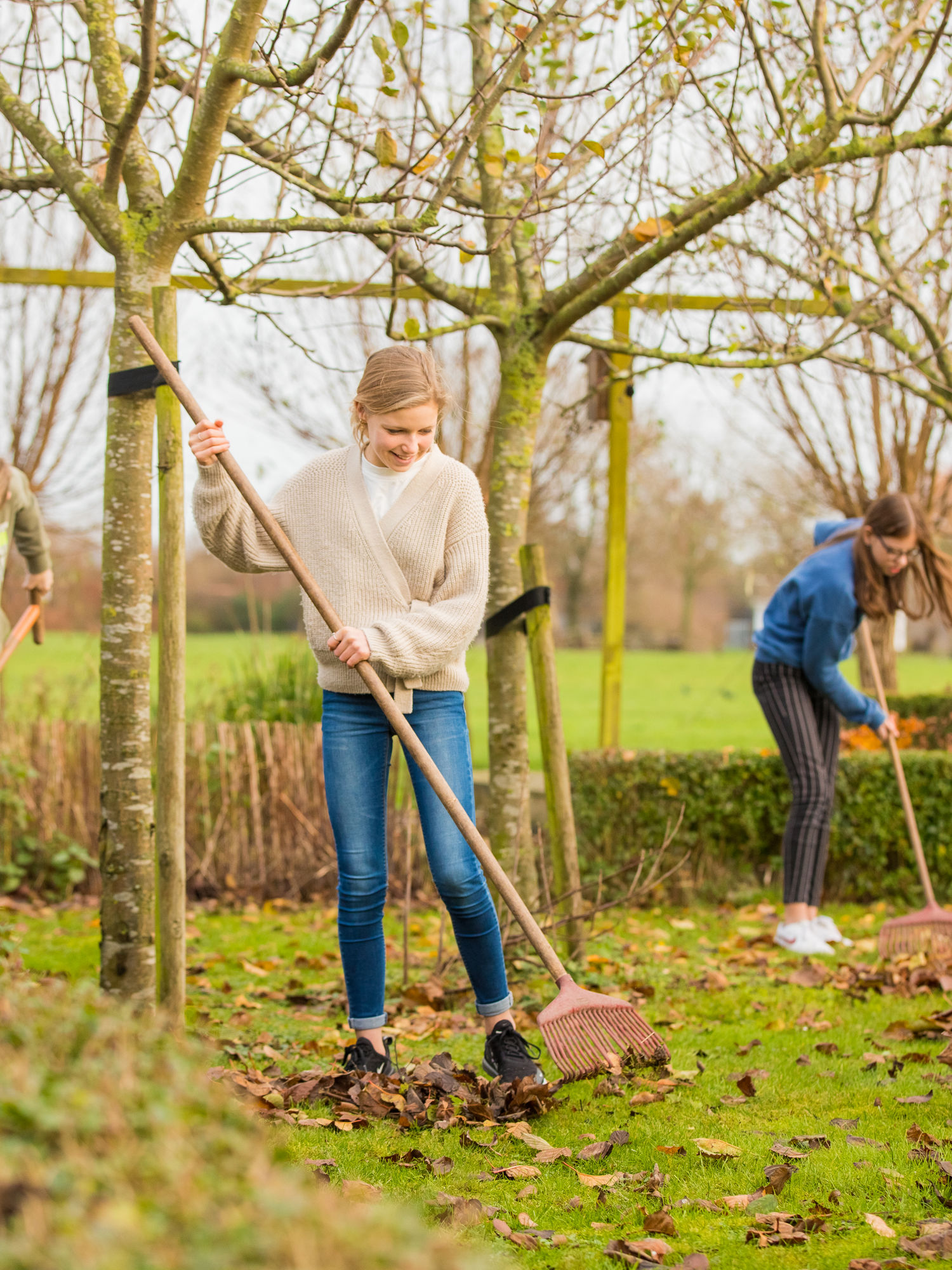 Docent van Yuverta vmbo Eindhoven neemt een vlog op met zijn eigen telefoon