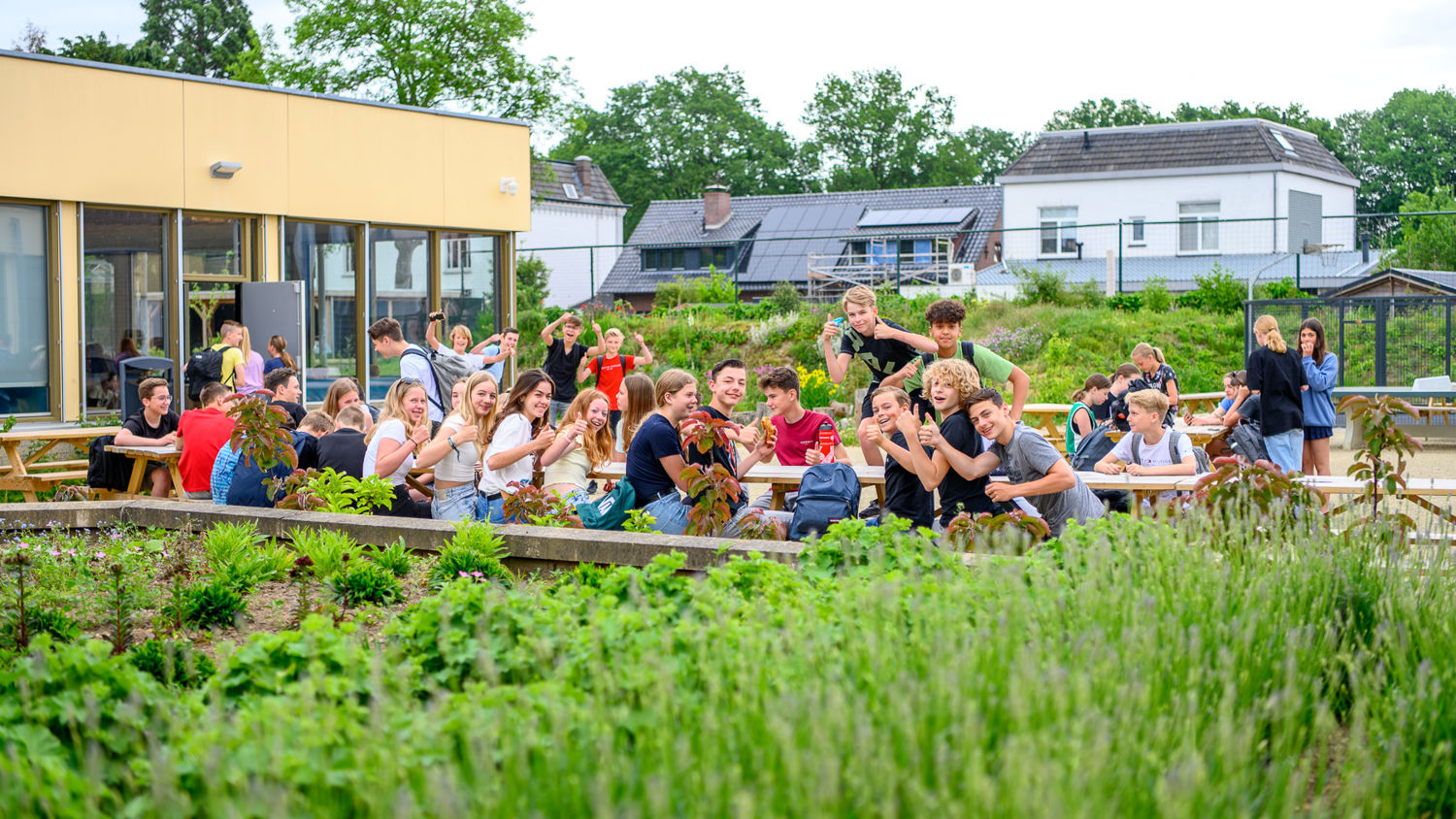 Meisje zittend op een bank voor kluisjes