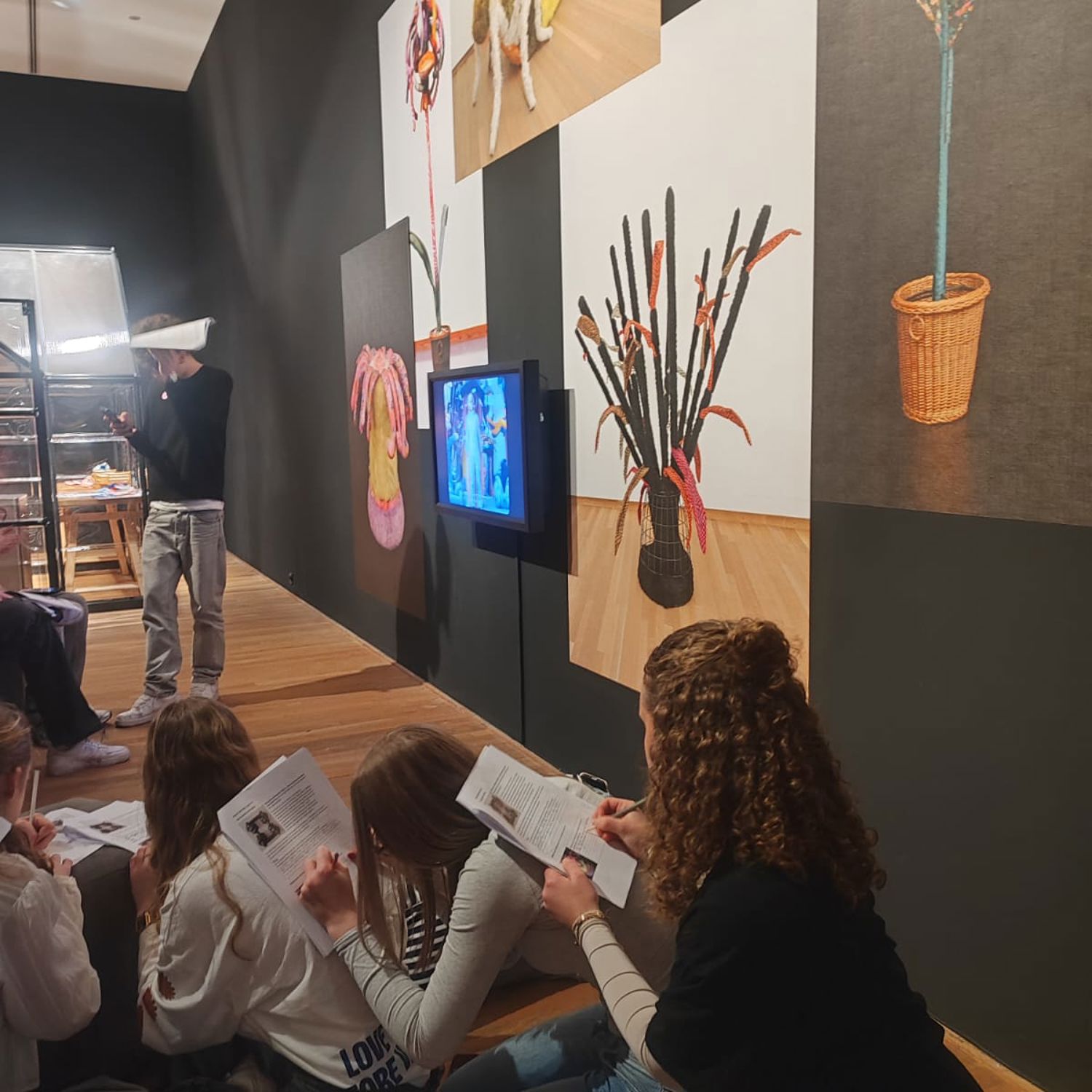 Meisje zittend op een bank voor kluisjes