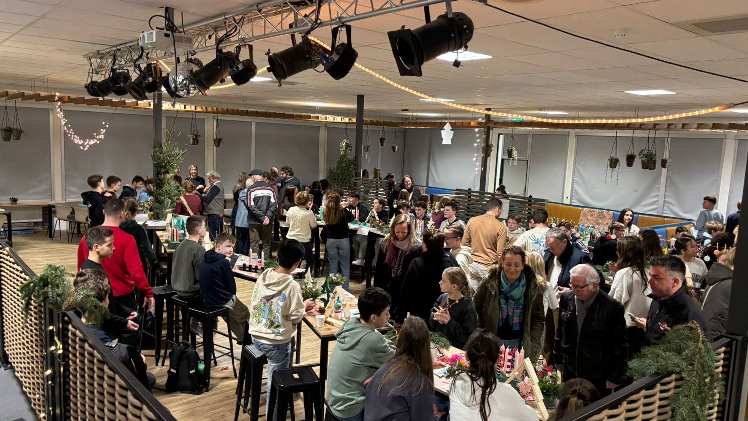 Meisje zittend op een bank voor kluisjes